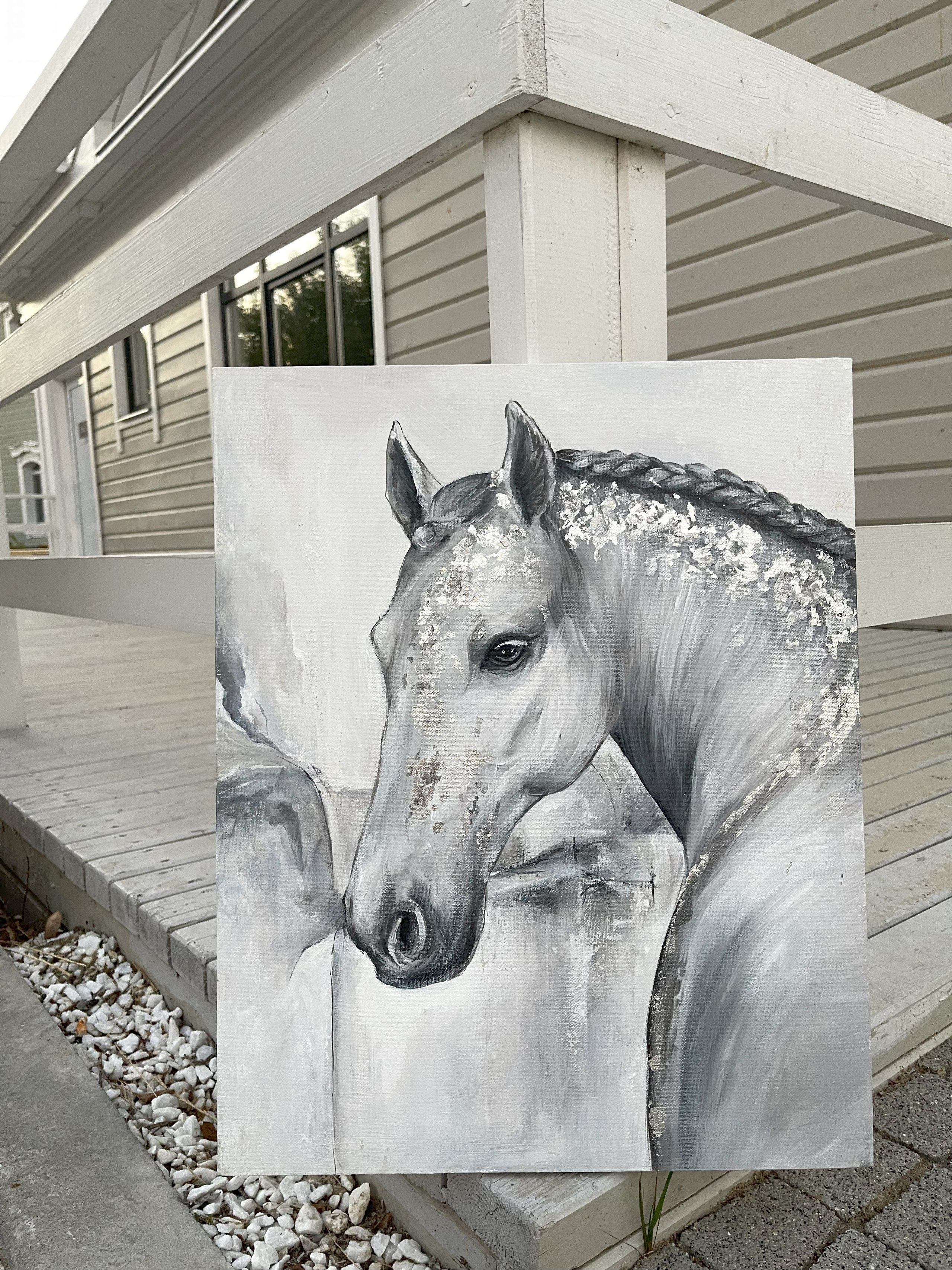 Картина «Сила» 40х50см, акрил, серебряная поталь. Картина выполнена в черно-белых тонах с добавлением серых оттенков.Лошадь имеет заплетённую гриву, а на теле виднеются блестящие детали, создающие эффект серебряного сияния, которые подчеркивают всю красоту. Общий фон картины нейтральный, светлый. Фон абстрактный, что придает еще больше детализации и фактурности, также выполнен в спокойных серых тонах. Эта картина об элегантности и утонченности, но также чувствуются сила и грация животного. 25.000₽