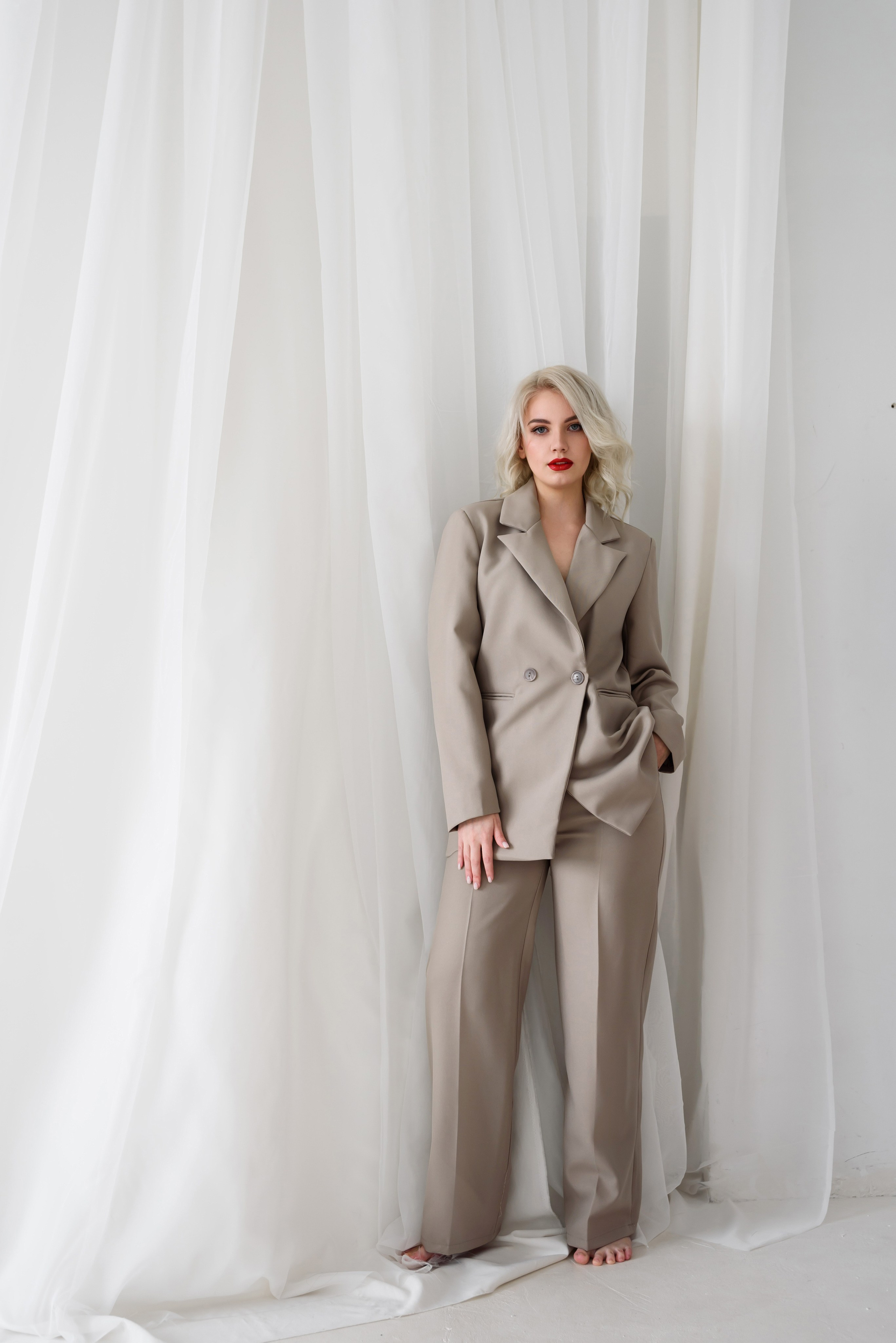 монохромное фото девушки в бежевом костюме в фотостудии