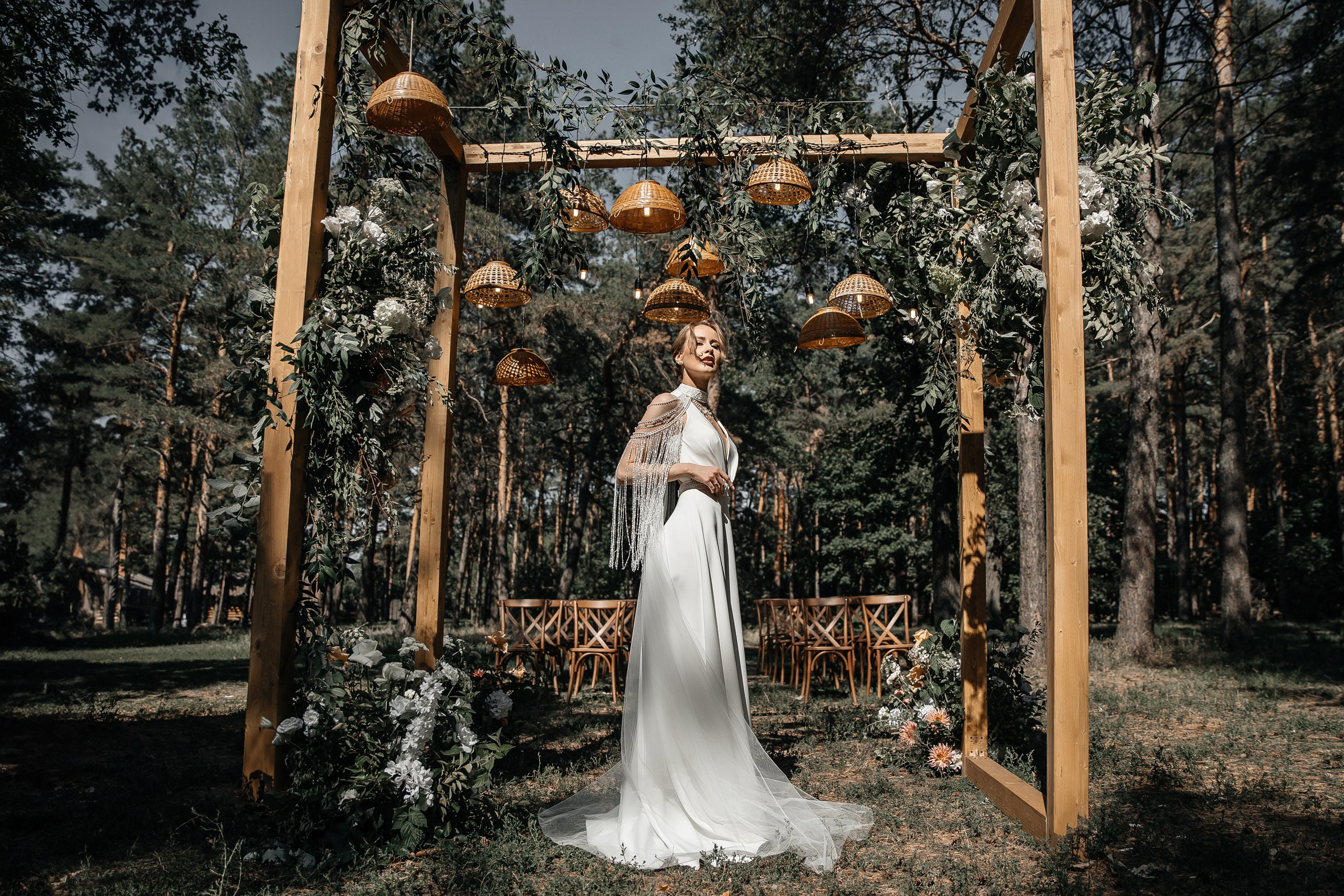 Здравствуйте! Я&nbsp;свадебный фотограф из&nbsp;Ульяновска, работаю в&nbsp;том числе по&nbsp;всей России и&nbsp;с&nbsp;выездом за&nbsp;границу. Снимаю свадьбы, lovestory, корпоративы, светский репортаж. Провожу обучение по&nbsp;фотографии, мастер-классы и&nbsp;воркшопы для других фотографов.