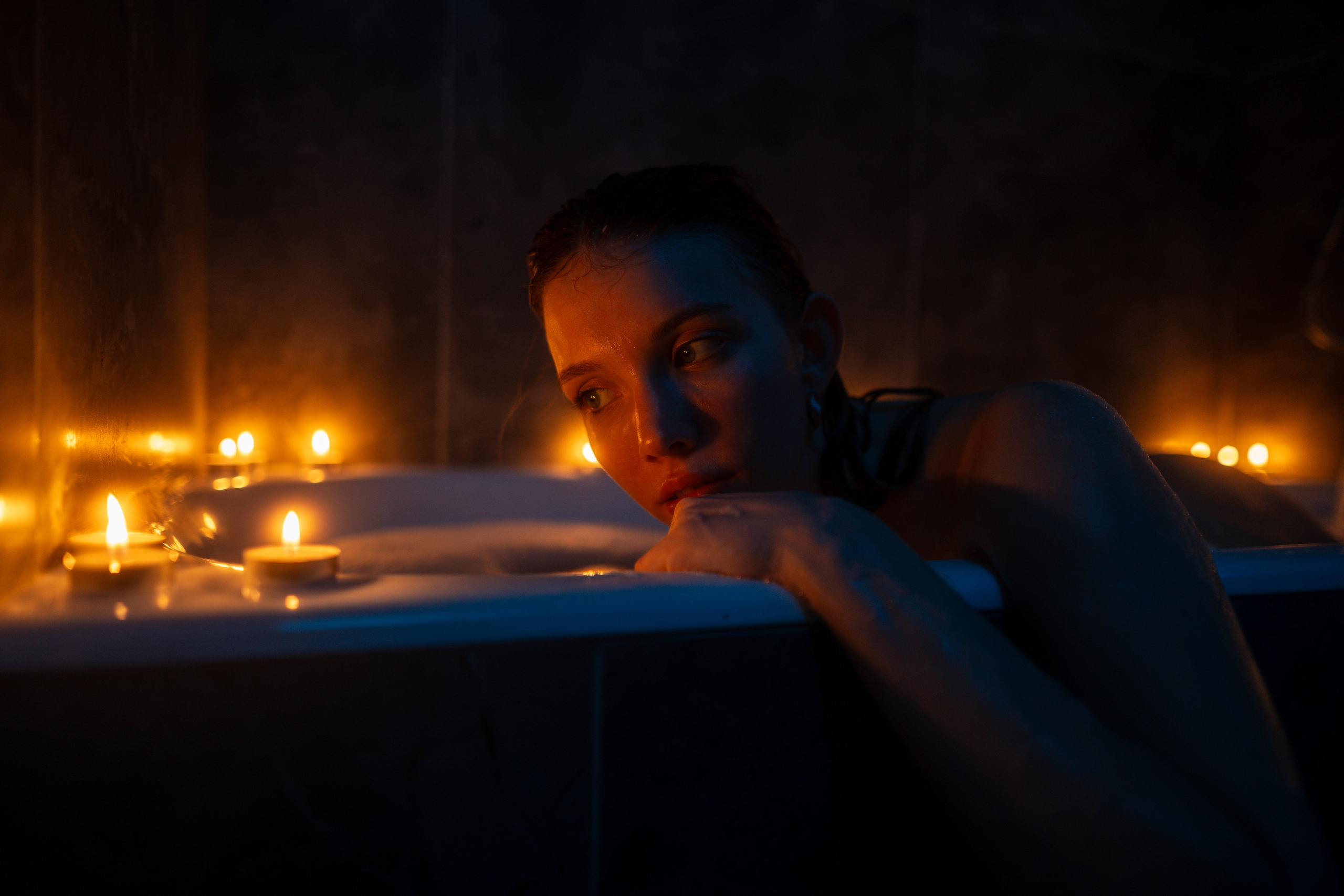 Красивая девушка позирует ванне с пеной