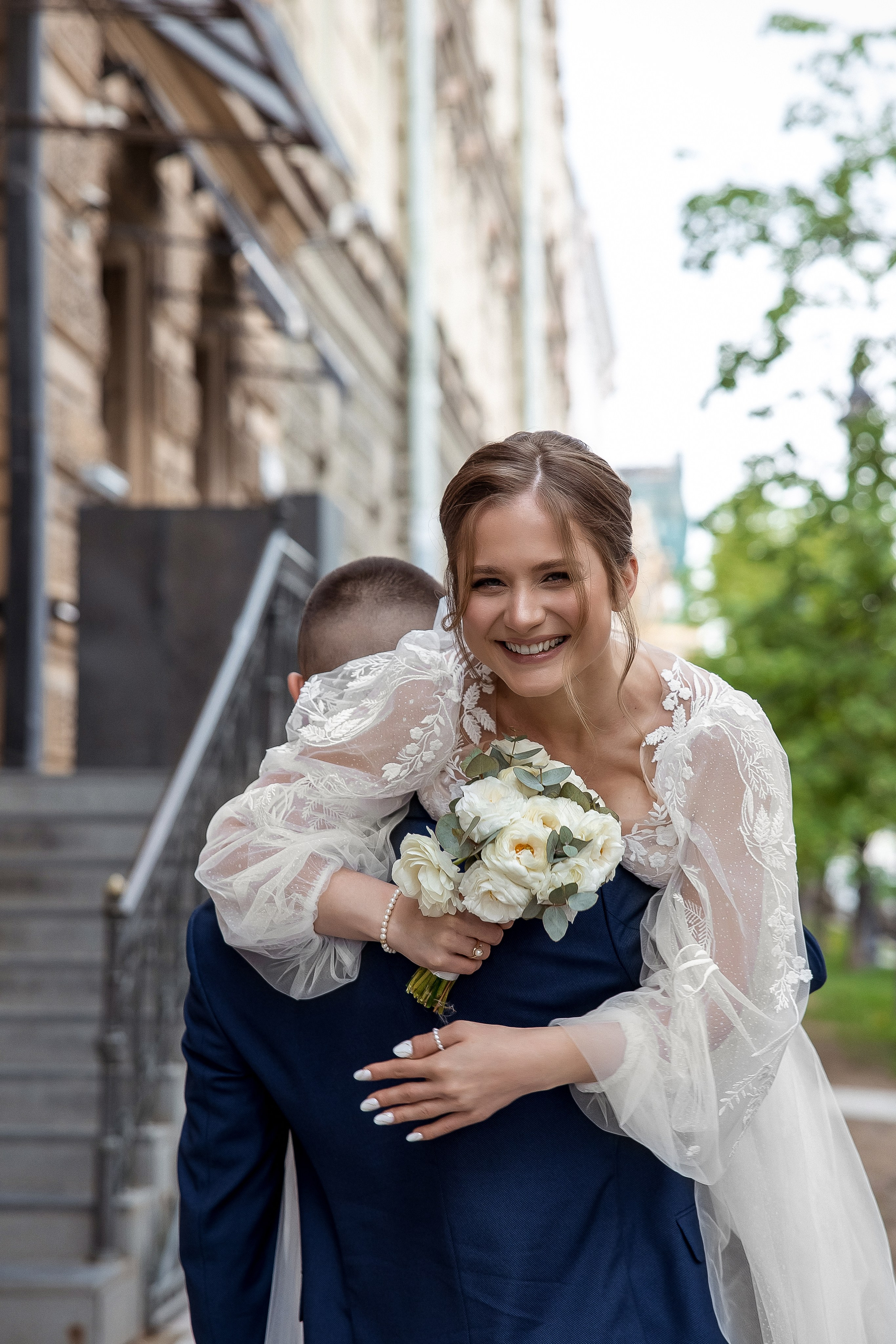 Яркая свадебная фотосессия под дождем. Свадебный и семейный фотограф Алексей Аверин