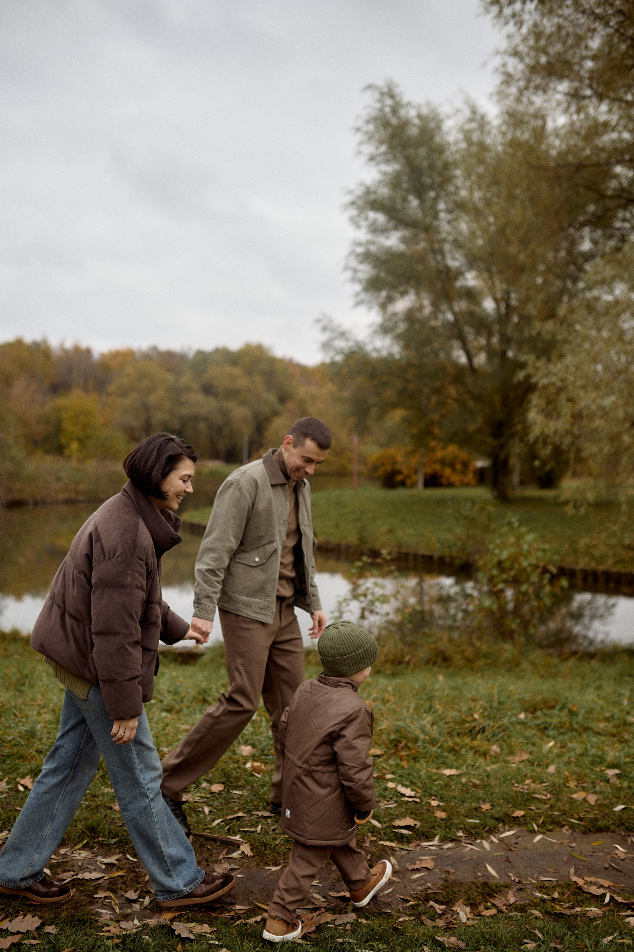 Вова, Юля и Максим в осеннем парке. Семейный и свадебный lifestyle-фотограф в Москве Мария Петрова