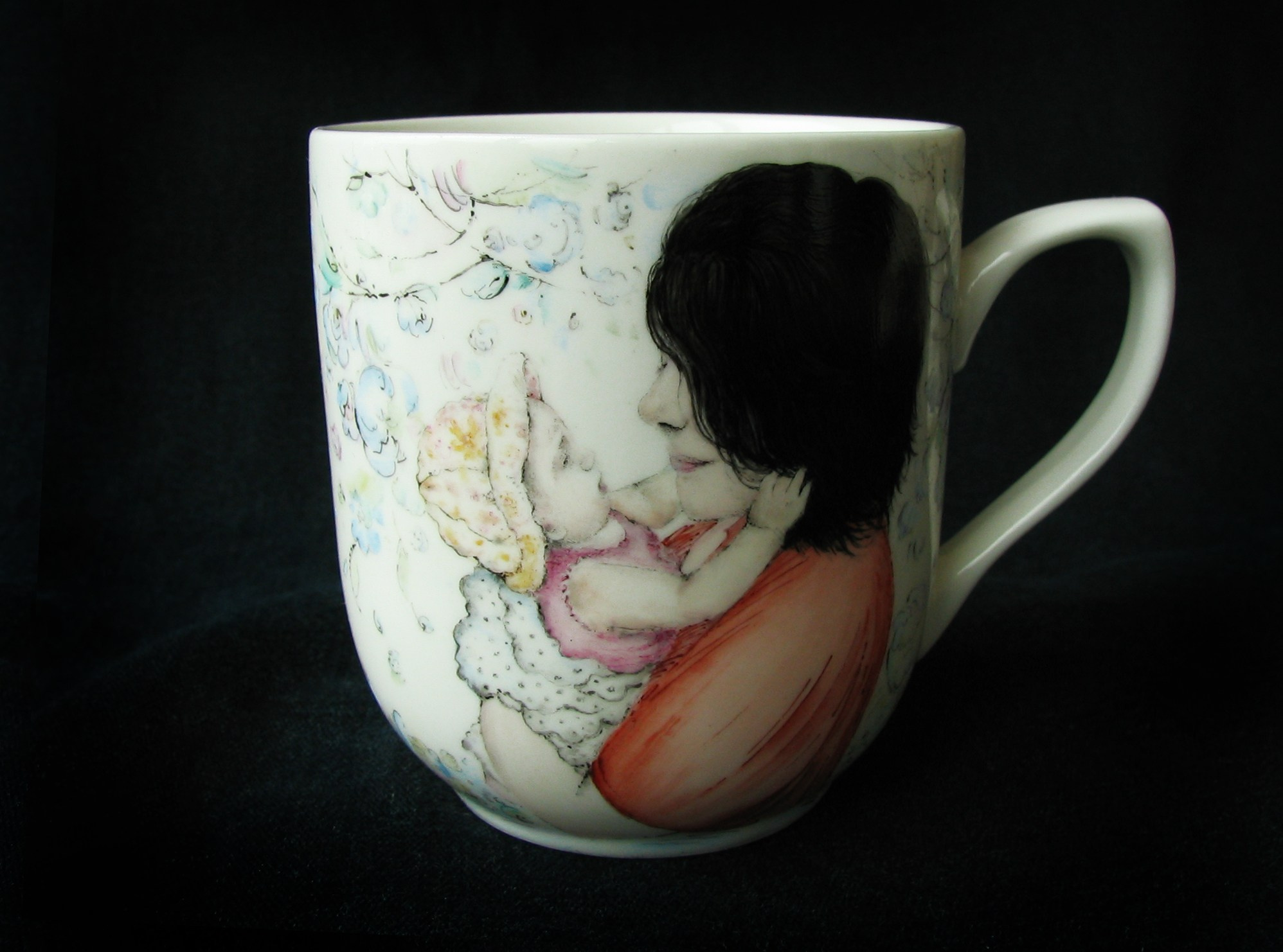 Роспись фарфора выполнена на основе семейной фотографии