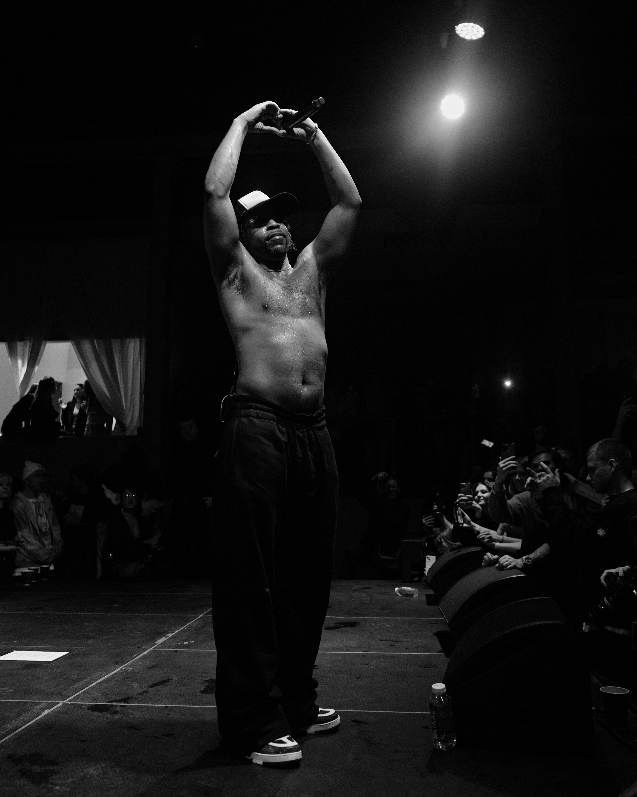 Azizi Gibson. NOIZOMAX Художественный фотограф в Дубай