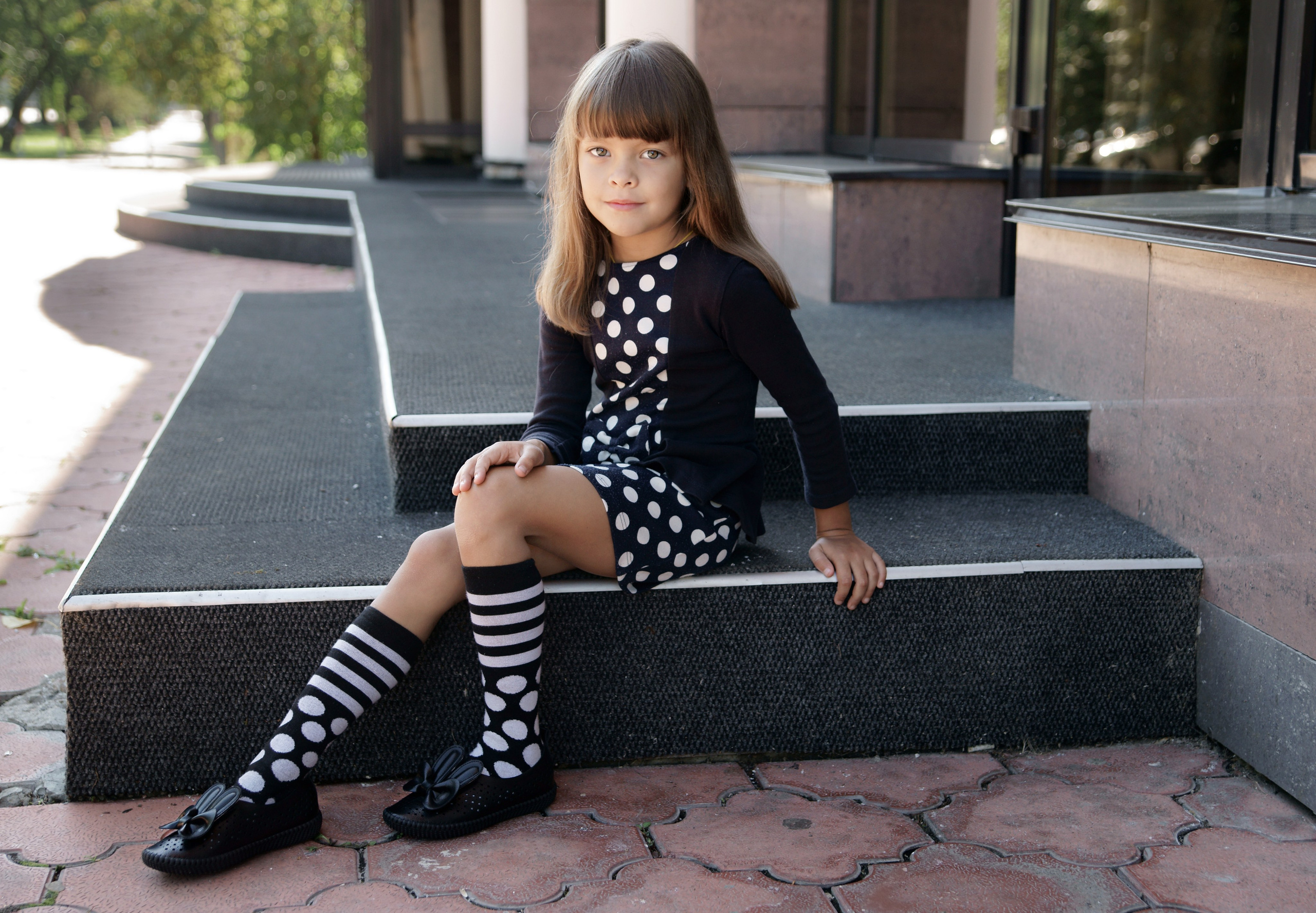 Детская фотосессия летом - девочка сидя на лестнице