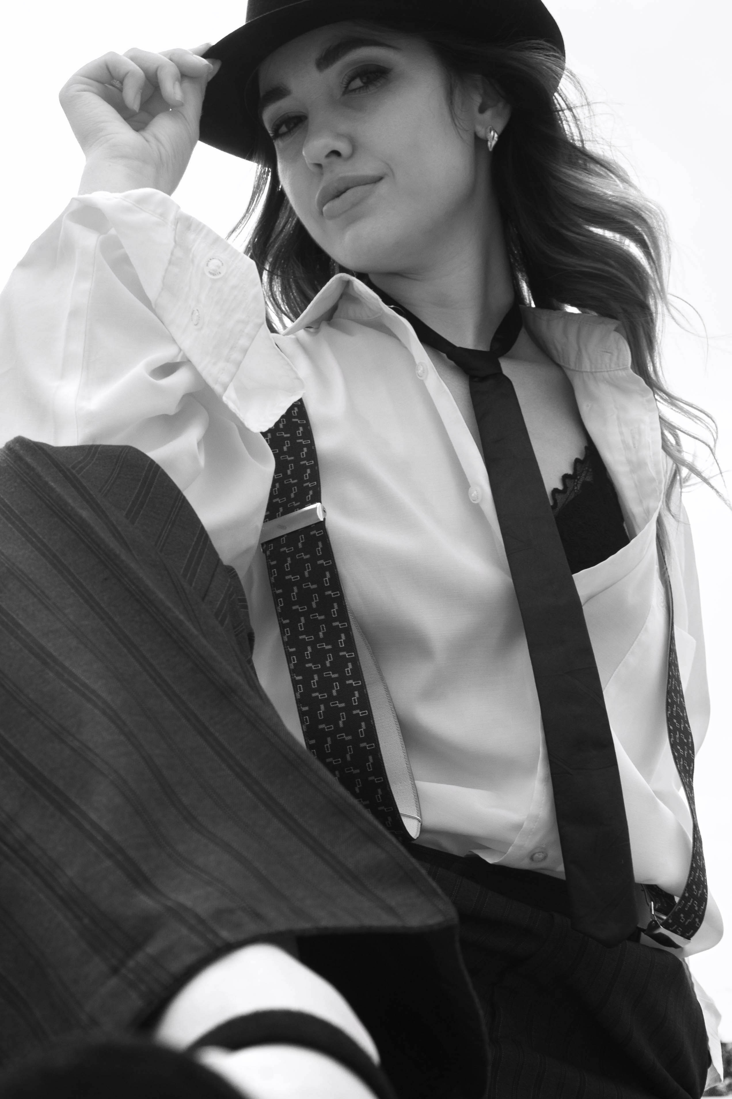 Монохромная фотография девушки в мужском костюме застилает взгляд зрителя элегантностью и изяществом. Одновременно сдержанная и провокационная, девушка в этой фотографии иллюстрирует вечную борьбу противоположностей, создавая потрясающе харизматичный образ. Екатеринбург фотосессии  Автор фотограф: Додров. Ph: dodrov.
