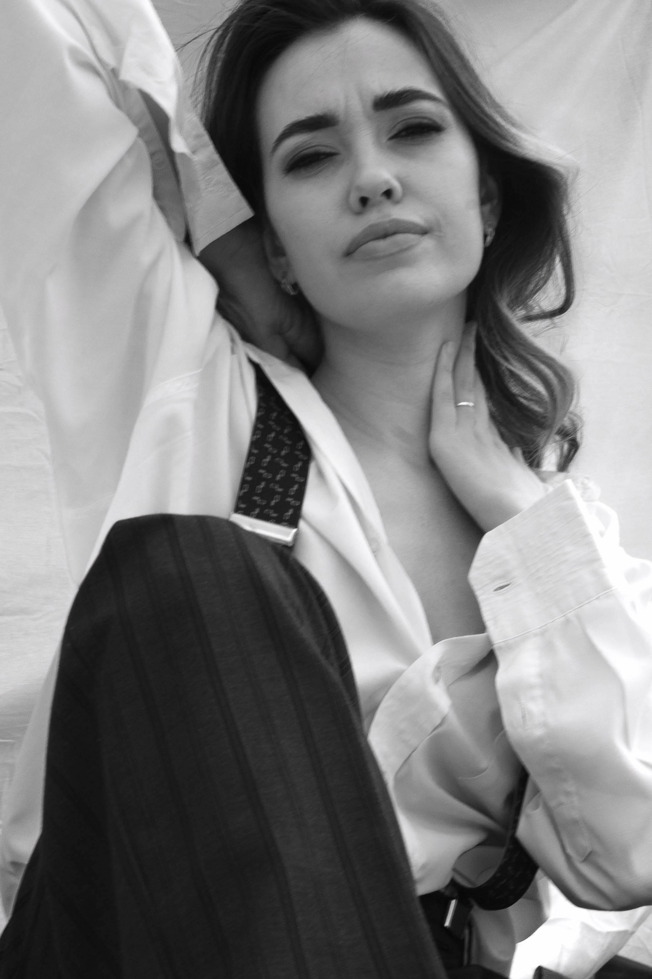 Монохромная фотография девушки в мужском костюме застилает взгляд зрителя элегантностью и изяществом. Одновременно сдержанная и провокационная, девушка в этой фотографии иллюстрирует вечную борьбу противоположностей, создавая потрясающе харизматичный образ. Екатеринбург фотосессии  Автор фотограф: Додров. Ph: dodrov.