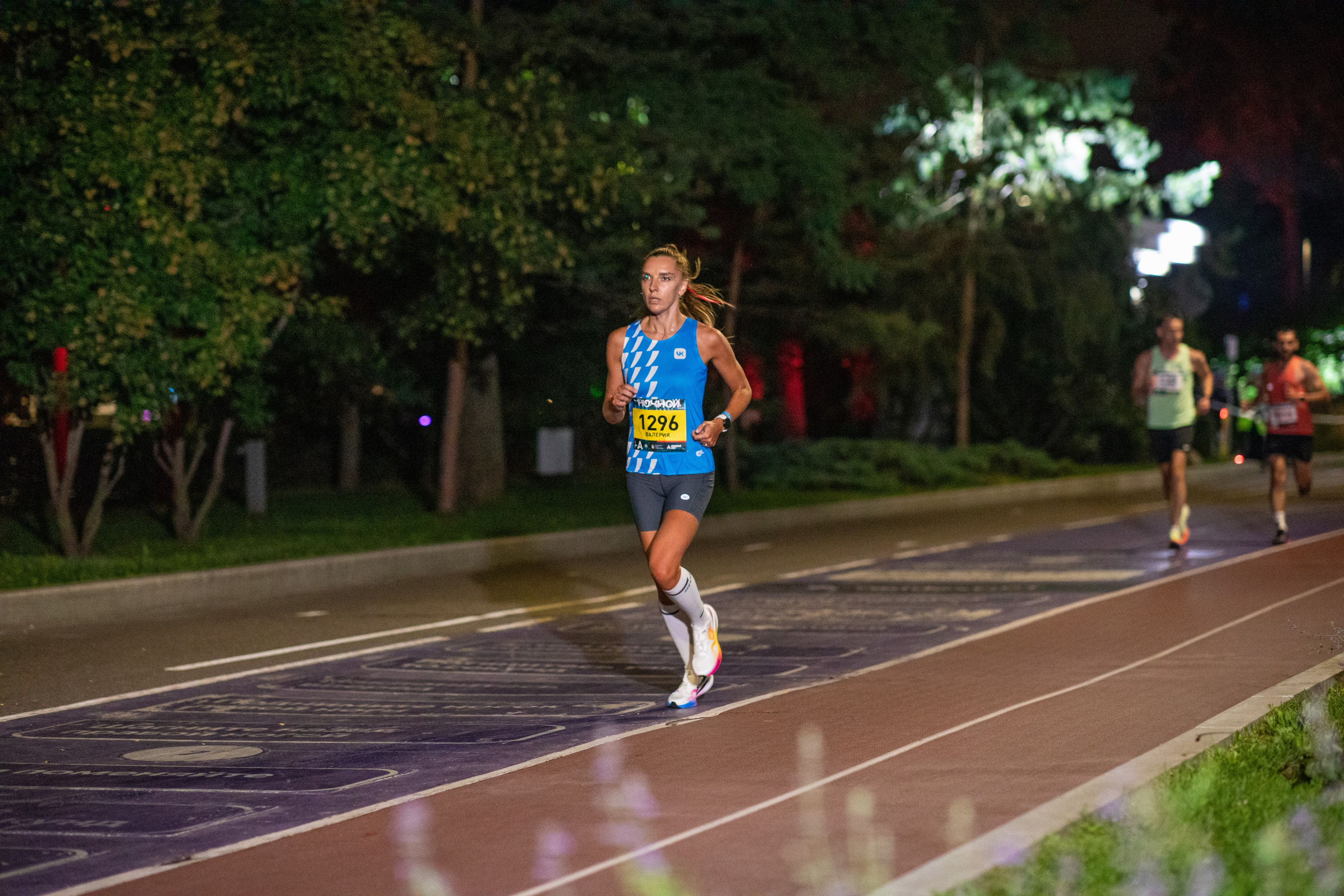 Ночной забег в ленте фотографий бегунов 03.08.24. Фотограф Сергей Ловкий