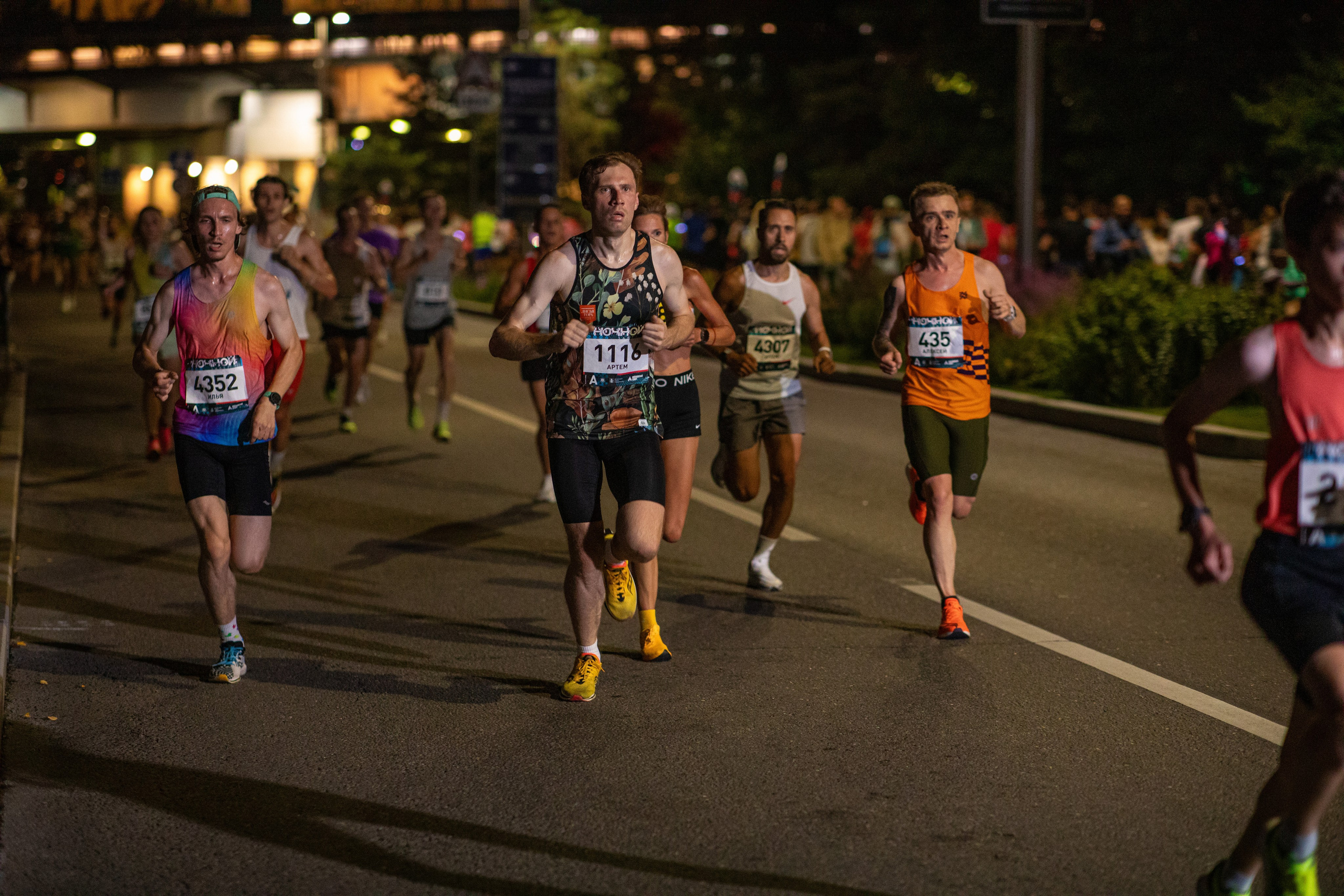 Ночной забег в ленте фотографий бегунов 03.08.24. Фотограф Сергей Ловкий
