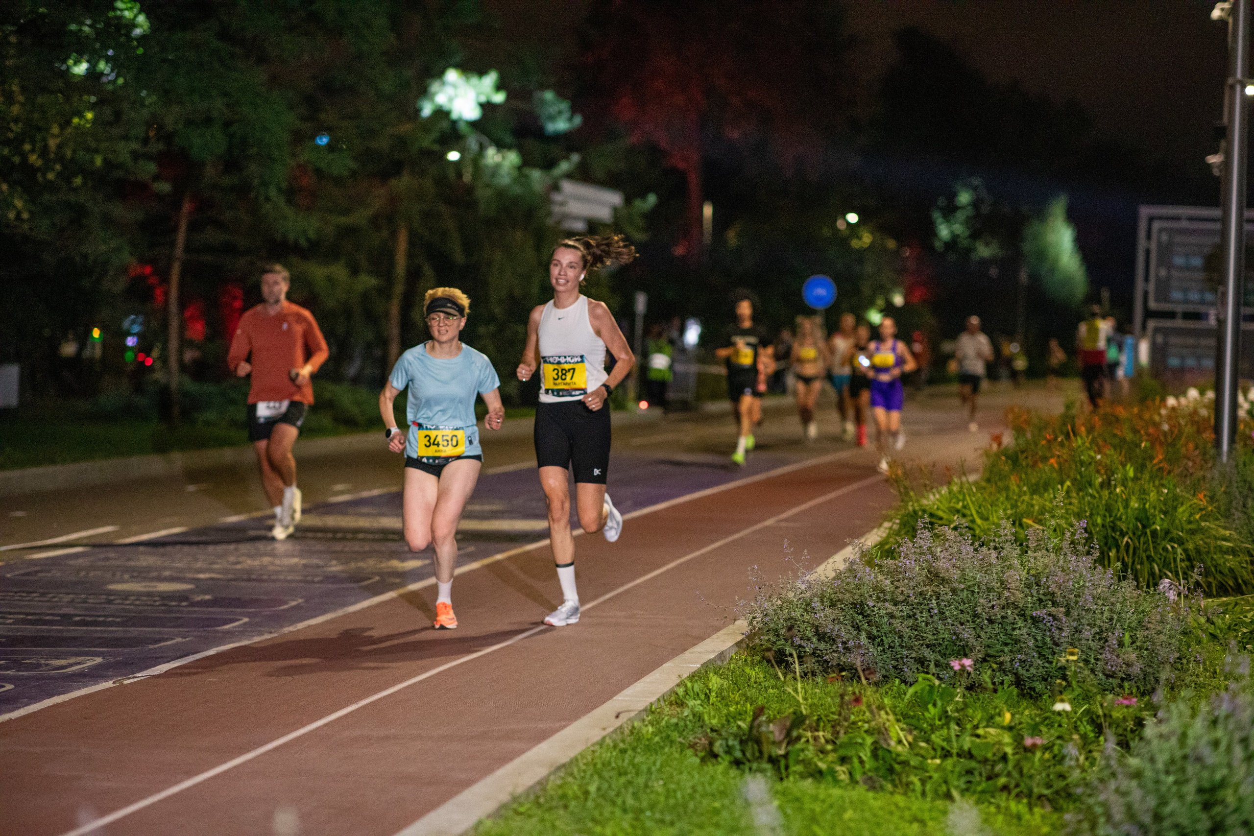 Ночной забег в ленте фотографий бегунов 03.08.24. Фотограф Сергей Ловкий