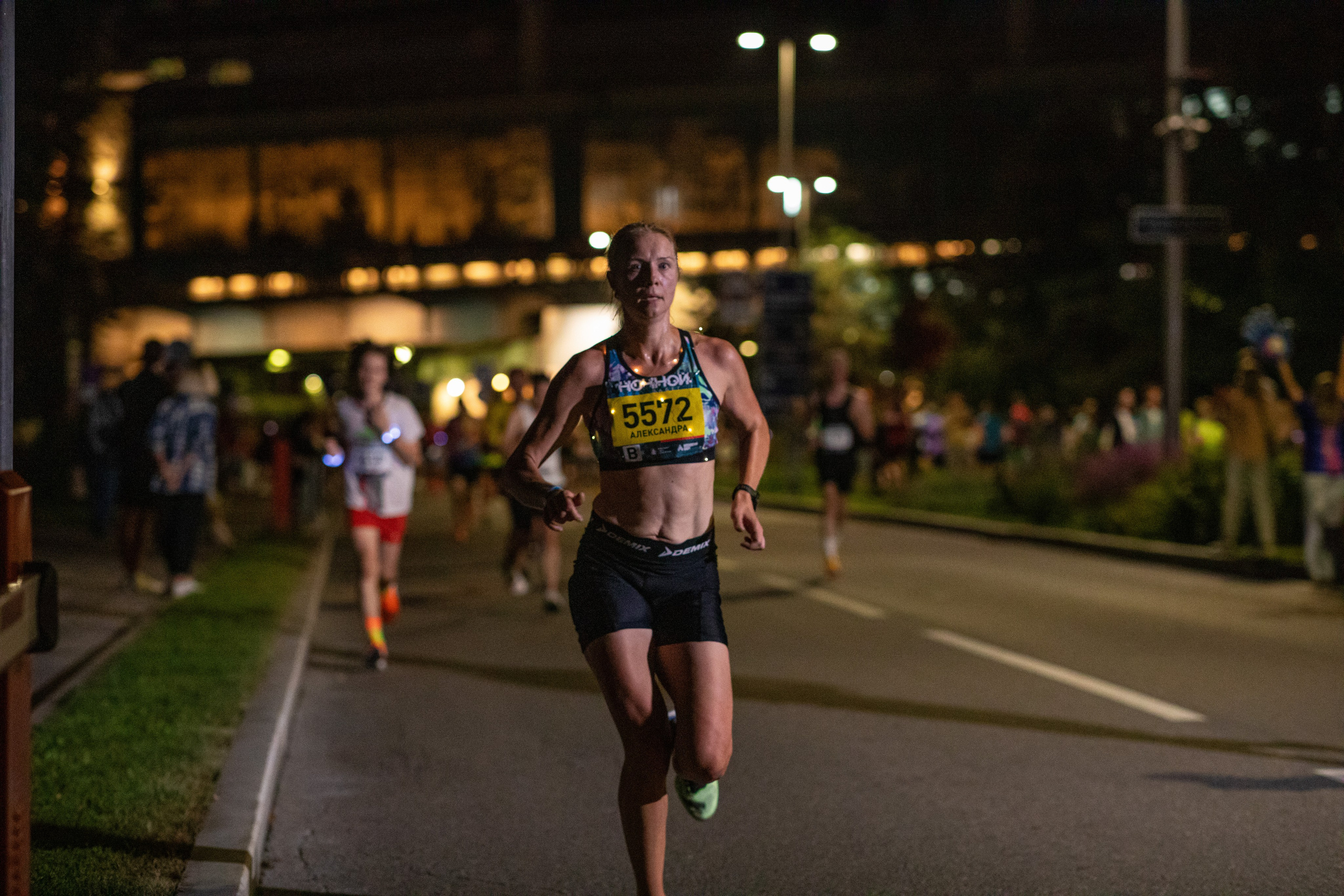 Ночной забег в ленте фотографий бегунов 03.08.24. Фотограф Сергей Ловкий