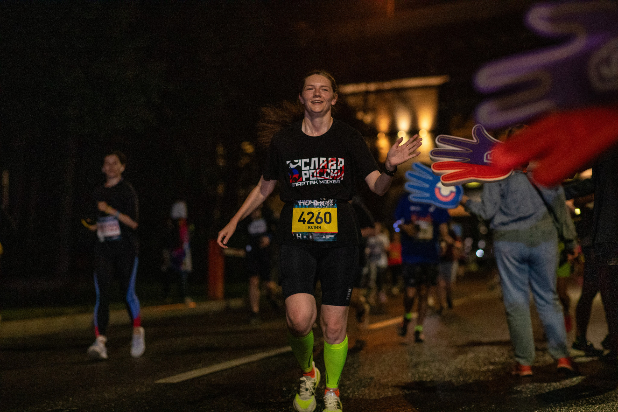 Ночной забег в ленте фотографий бегунов 03.08.24. Фотограф Сергей Ловкий