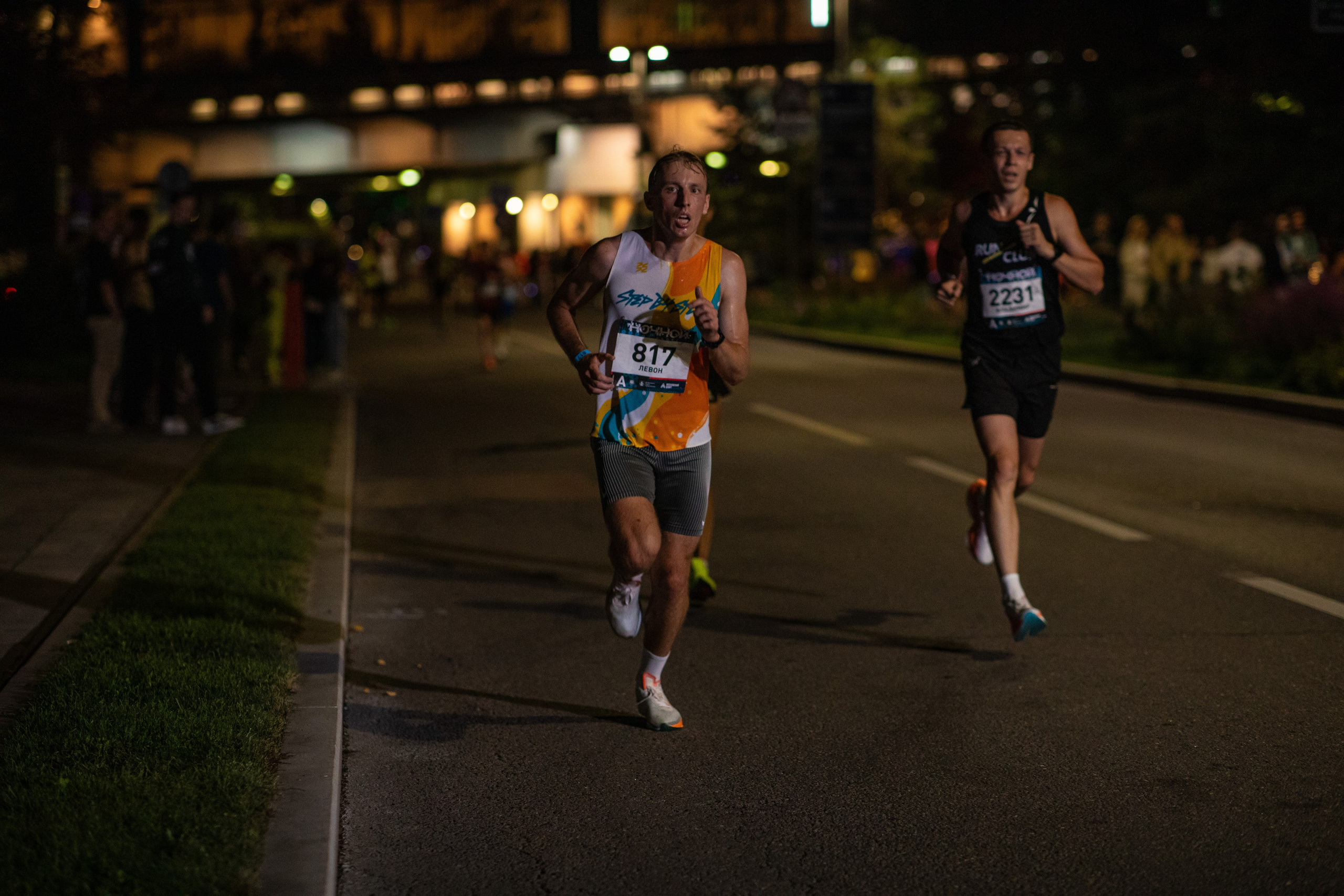 Ночной забег в ленте фотографий бегунов 03.08.24. Фотограф Сергей Ловкий