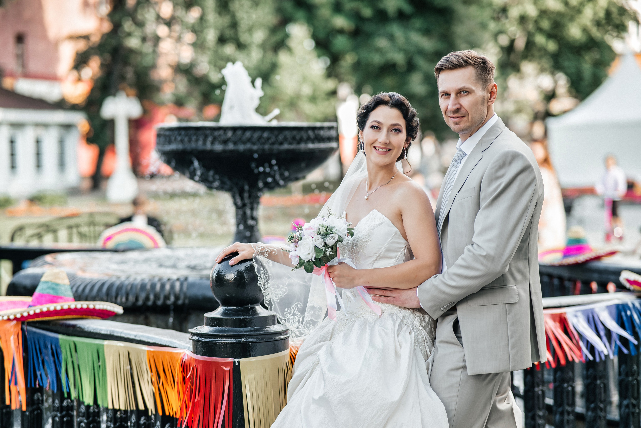 Свадебная фотосессия, Сад Эрмитаж, яркие флажки, которые украшают фонтан
