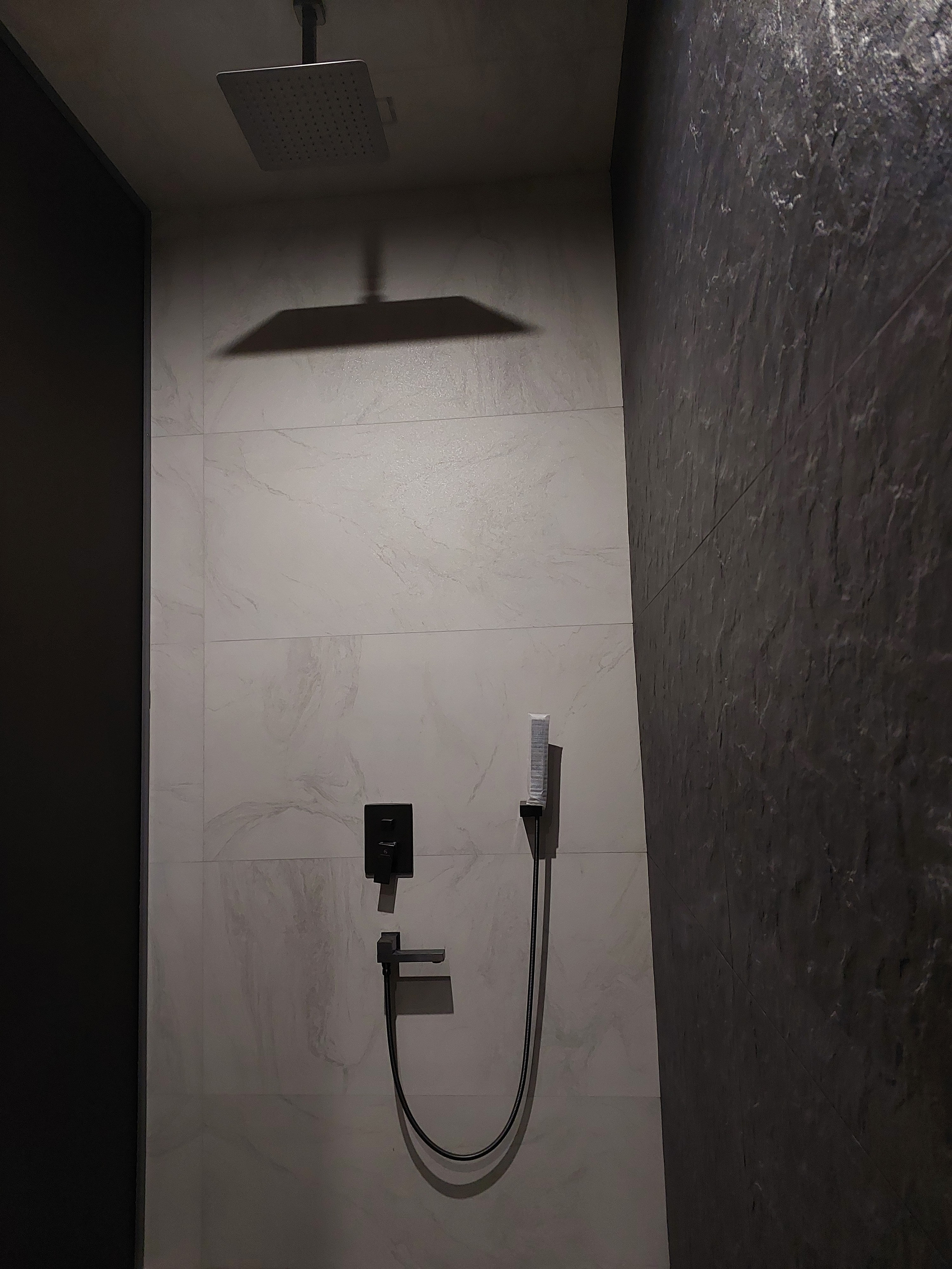 Зона душевой кабины в ванной комнате объекта МД-006