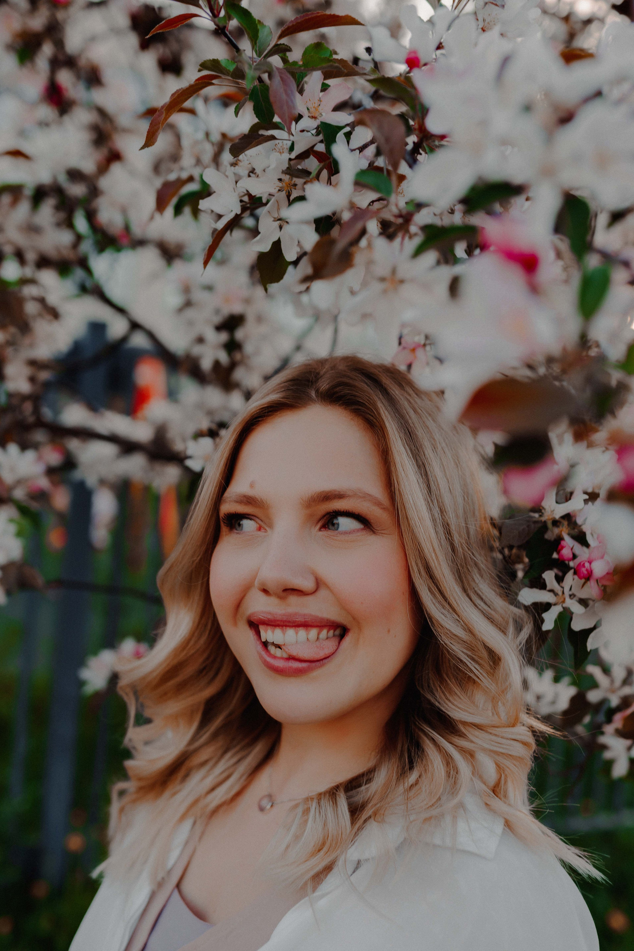 Александра в цветущей яблоне. Семейный и индивидуальный фотограф в Санкт-Петербурге Маргарита Щипкова