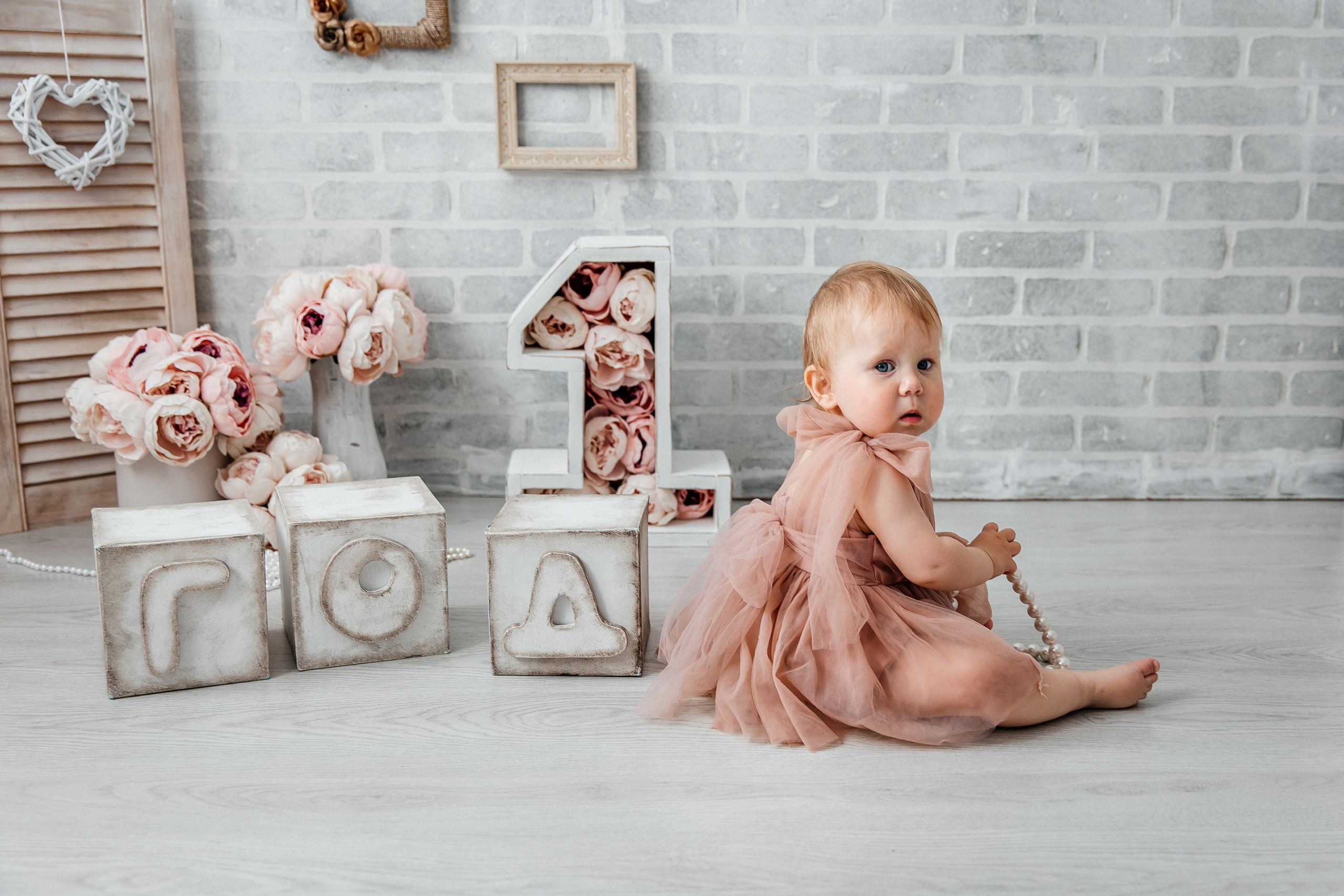 Минимализм (единичка, буквы-кубики, отдельный реквизит на фоне). Детский фотограф, выпускные альбомы в Нижнем Новгороде Бодягина Мария