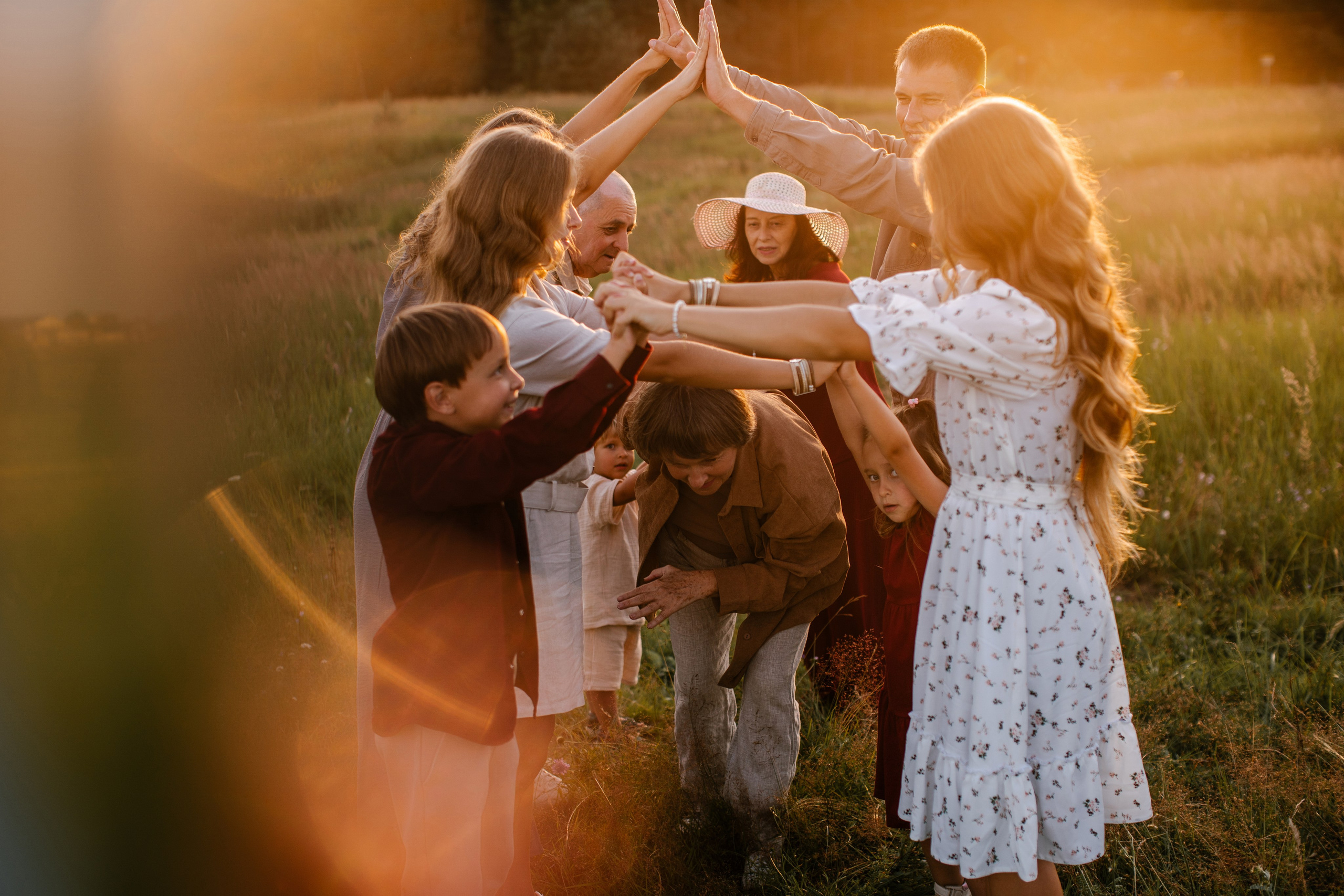 Фотосессия большой семьи в поле