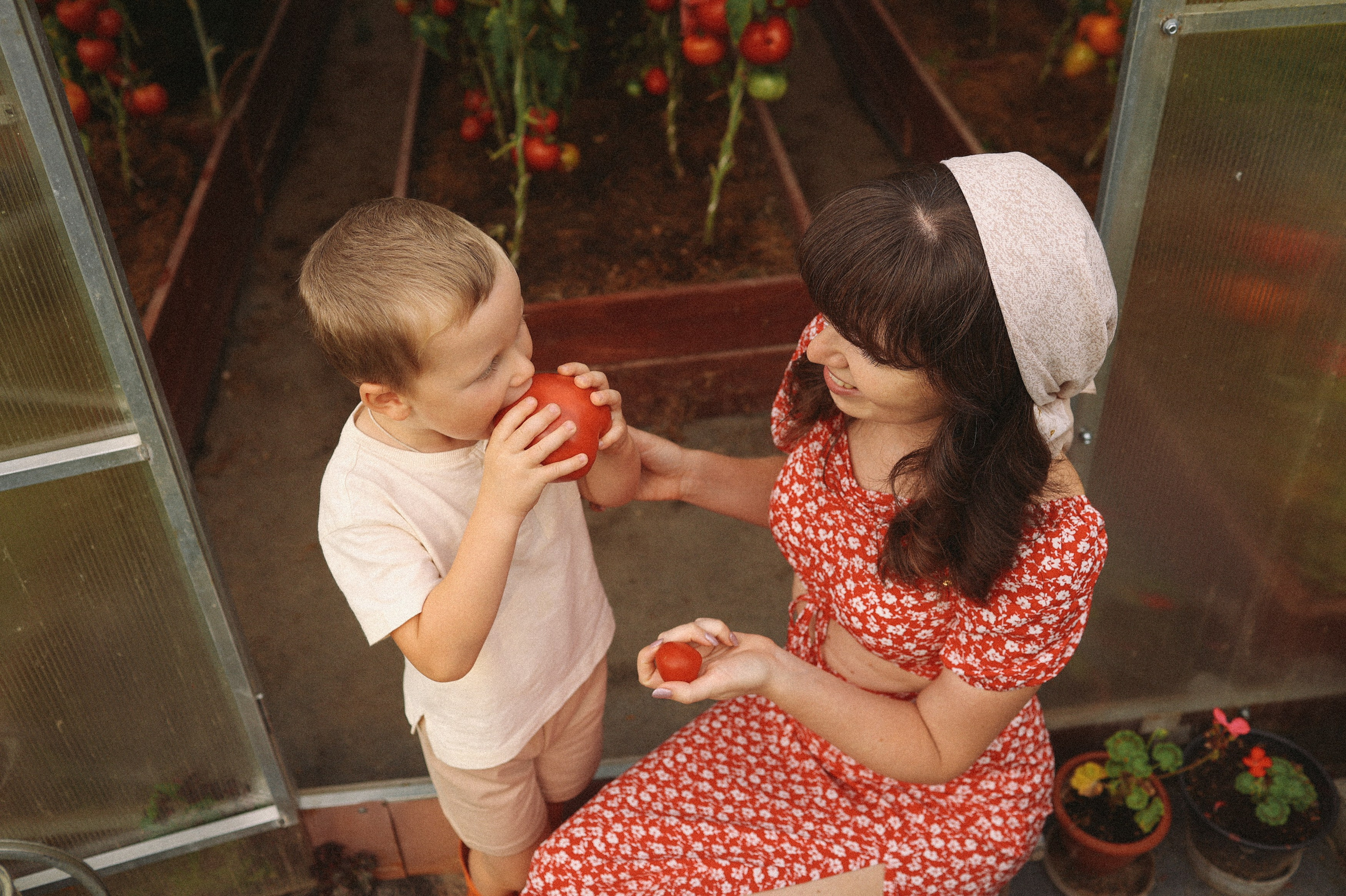 Помидорки Света и Мишенька. Фотограф Владимир Москва