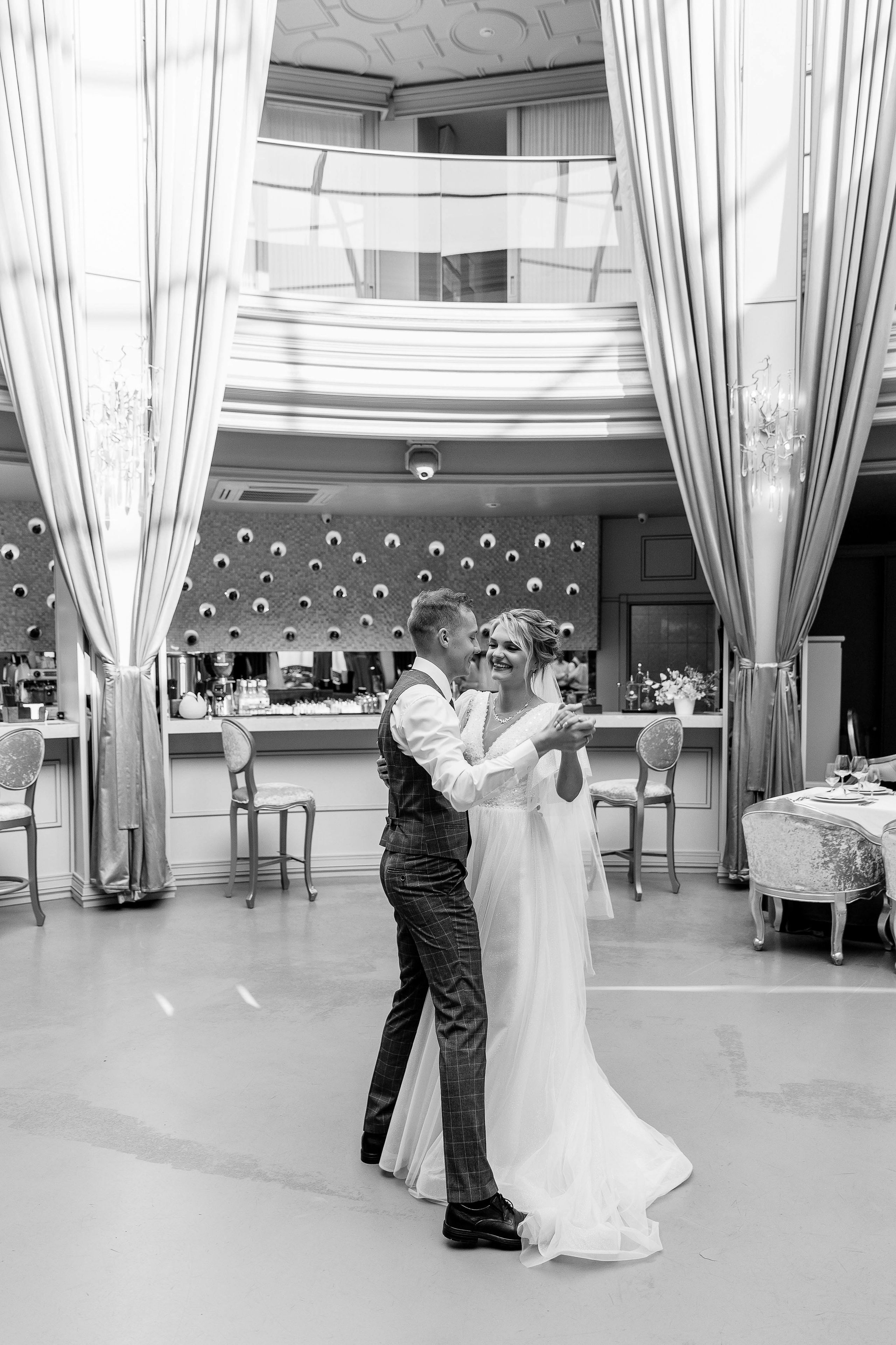 Свадебная фотосессия в ресторане Артист в Воронеже - танец жениха и невесты