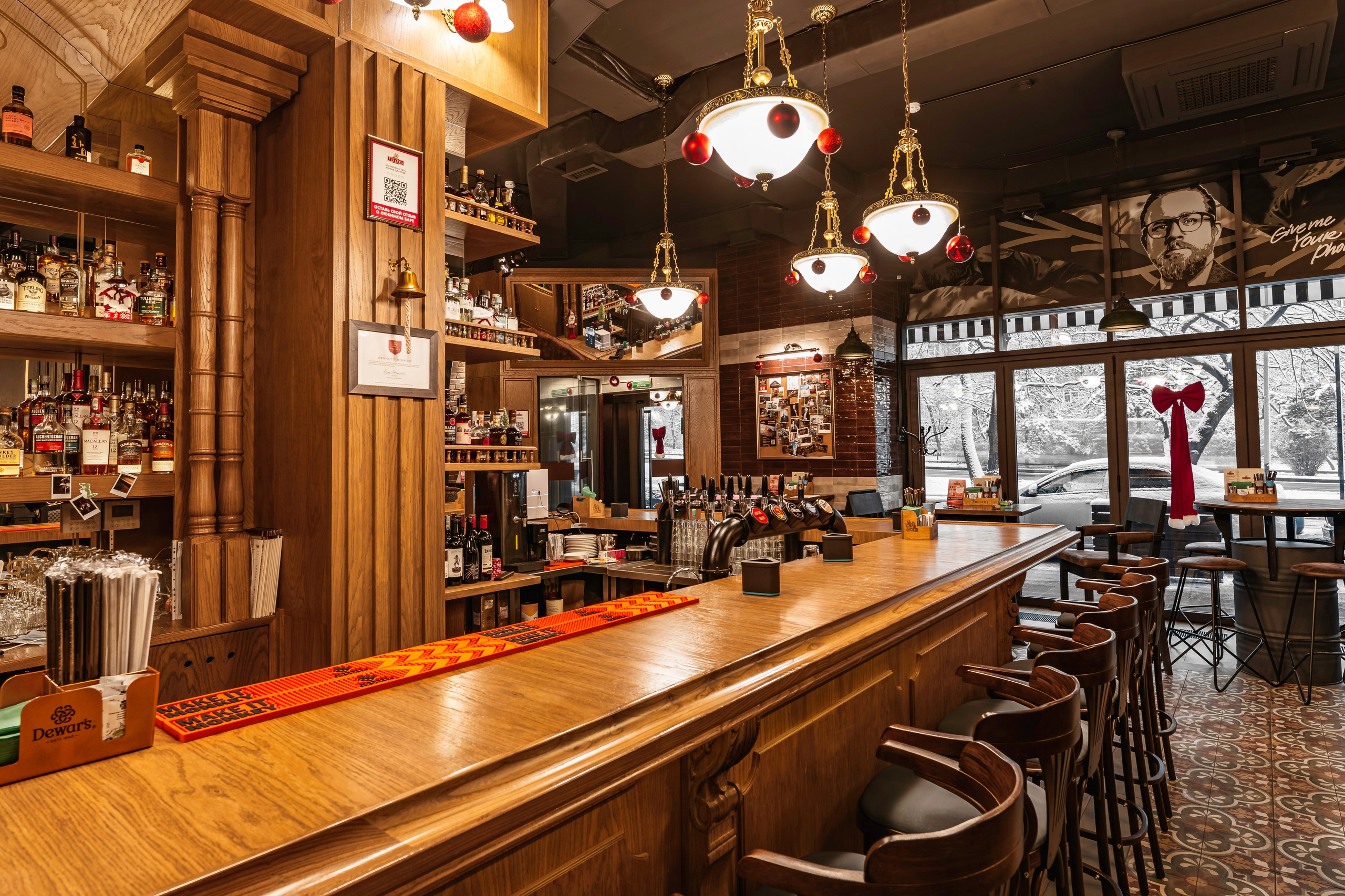 Алматы, Fuller's Izumrud — небольшой уютный паб в тихом районе, декабрь 2025. Интерьерный фотограф Алматы