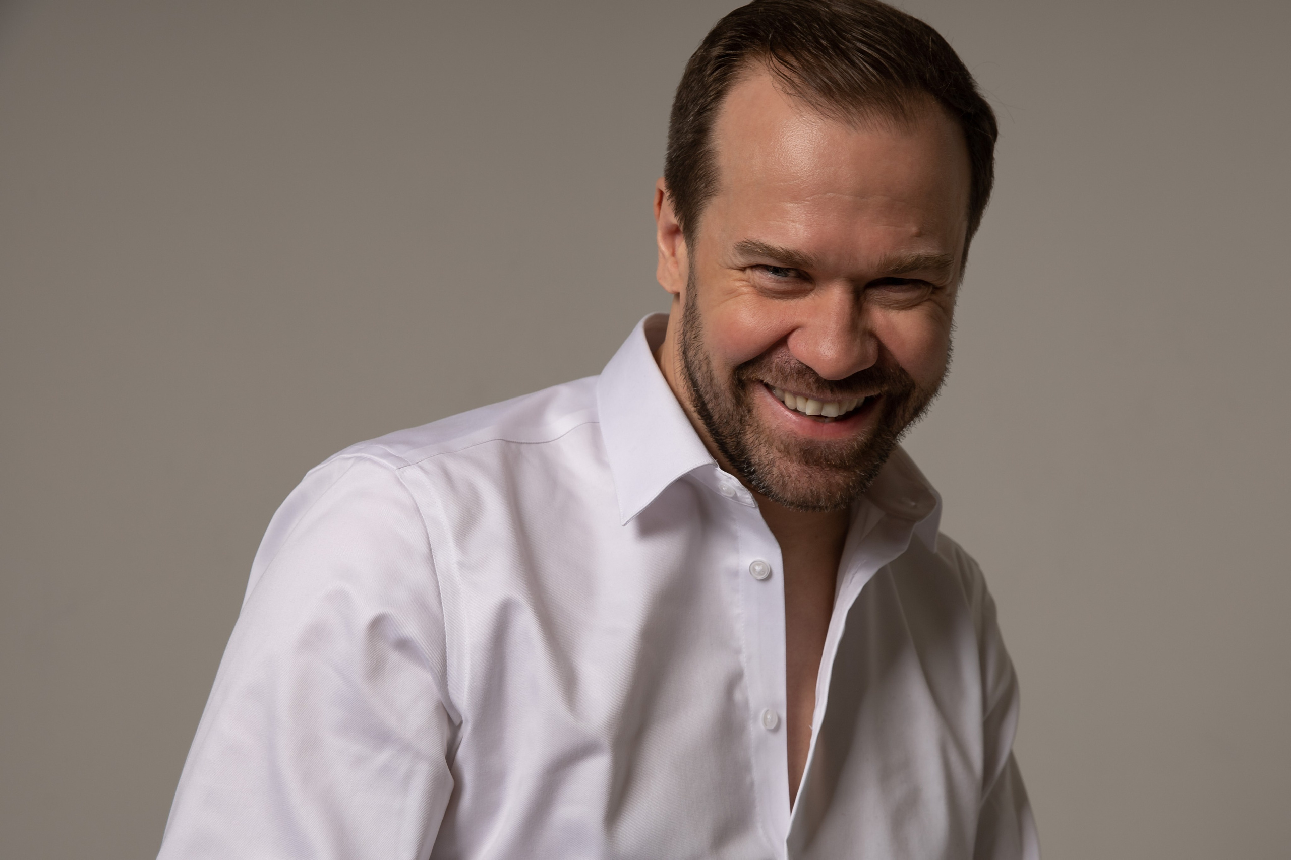 Актёрское портфолио. ФОТОГРАФ РАДОСТИ Фотосессия в студии СПб. Портретный фотограф — Юрий Торлопов