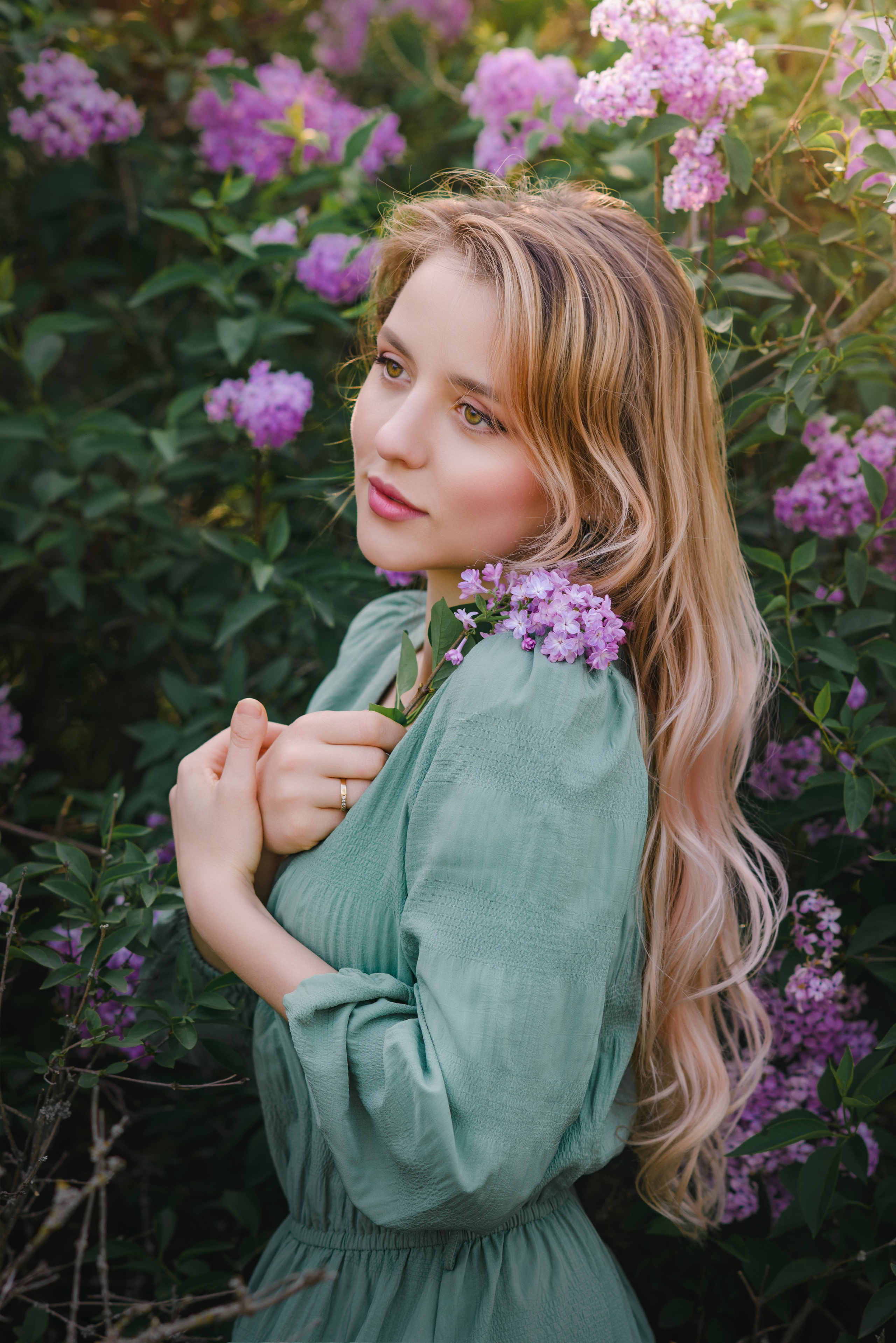 Прогулочная портретная фотосессия в сирени. Портрет девушки в сирени. Фотограф в Симферополе и по Крыму Ольга Топоривская.