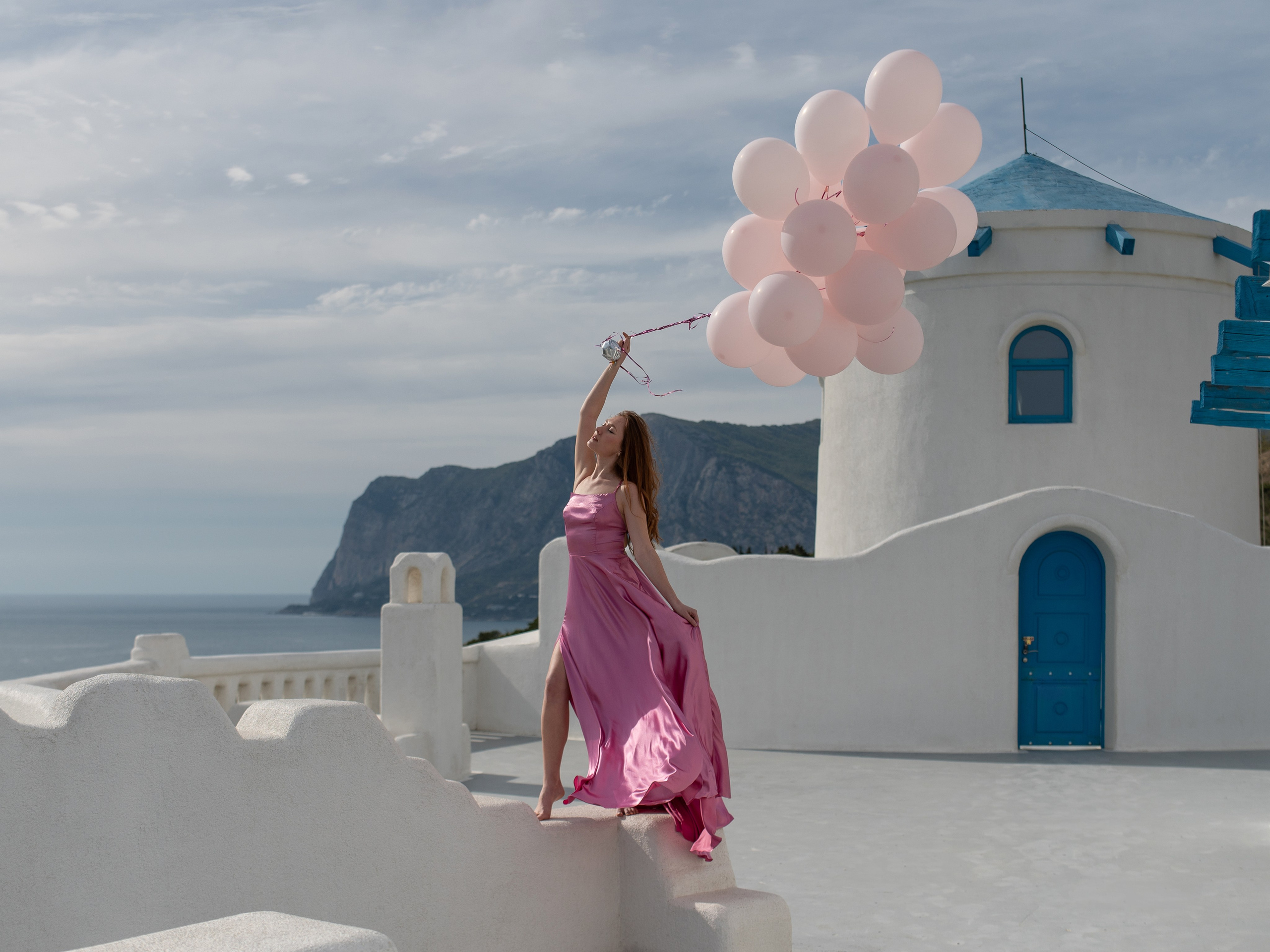 Девушка на Санторини со связкой гелиевых шаров в Крыму