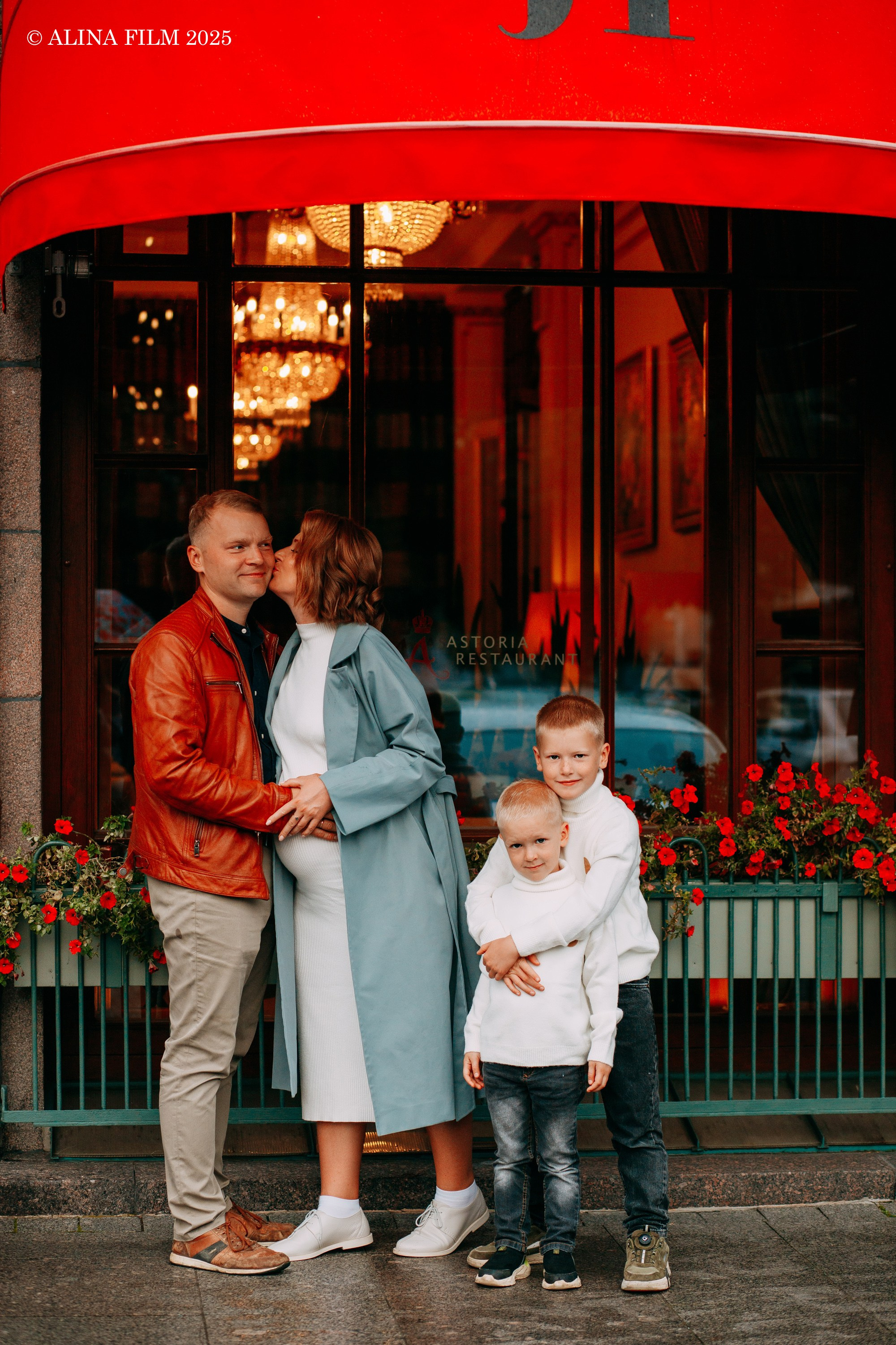 Семейная фотосессия в центре Питера. Фотограф в Санкт-Петербурге Alina Film