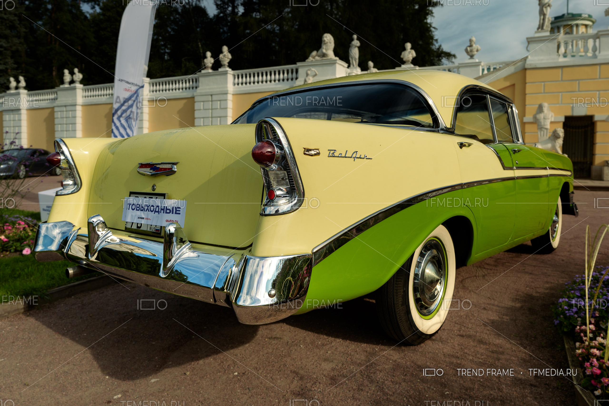 Chevrolet Bel Air — задний план, ретро автомобиль на выставке