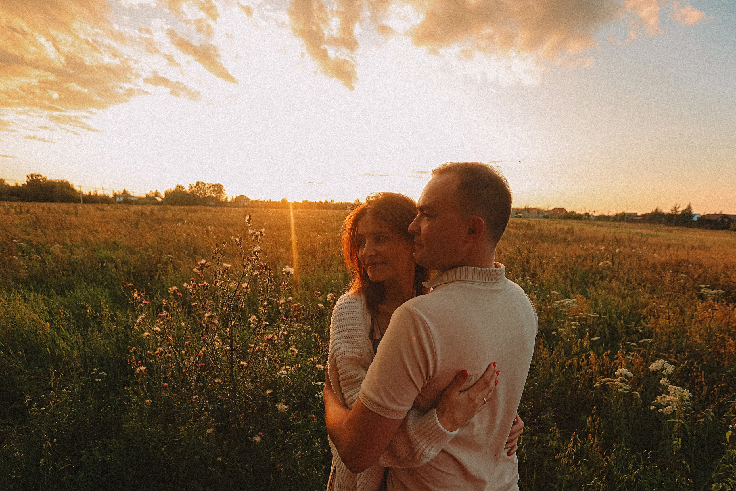 Поле love story на закате. Семейный фотограф Тюмень, фотограф на роды Салмина Мария
