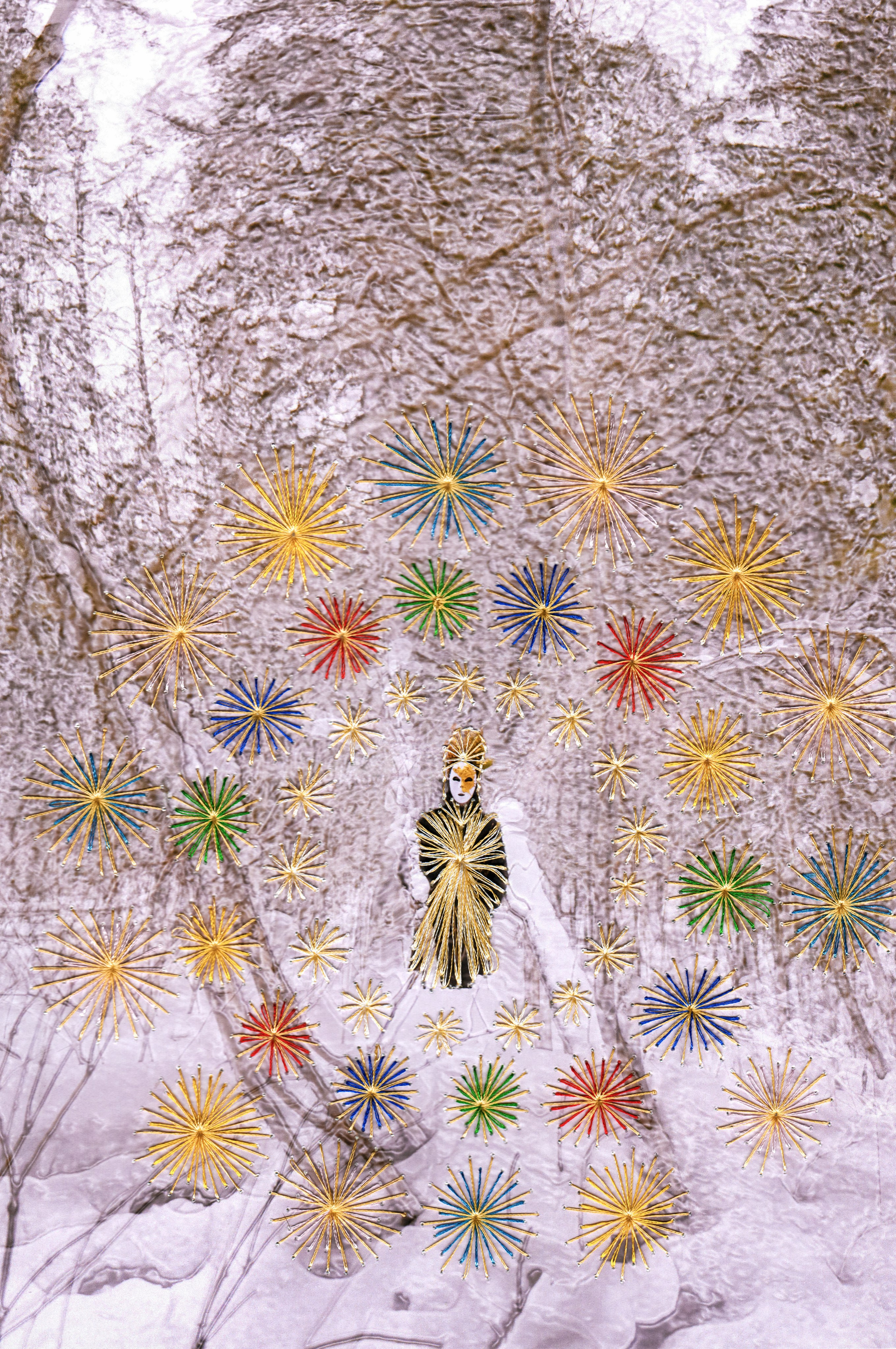 Чжуинь. В китайской и японской мифологии божество, освещающее мрак. Когда он открывает глаза, на земле наступает день. Когда он закрывает глаза. На земле наступает ночь.