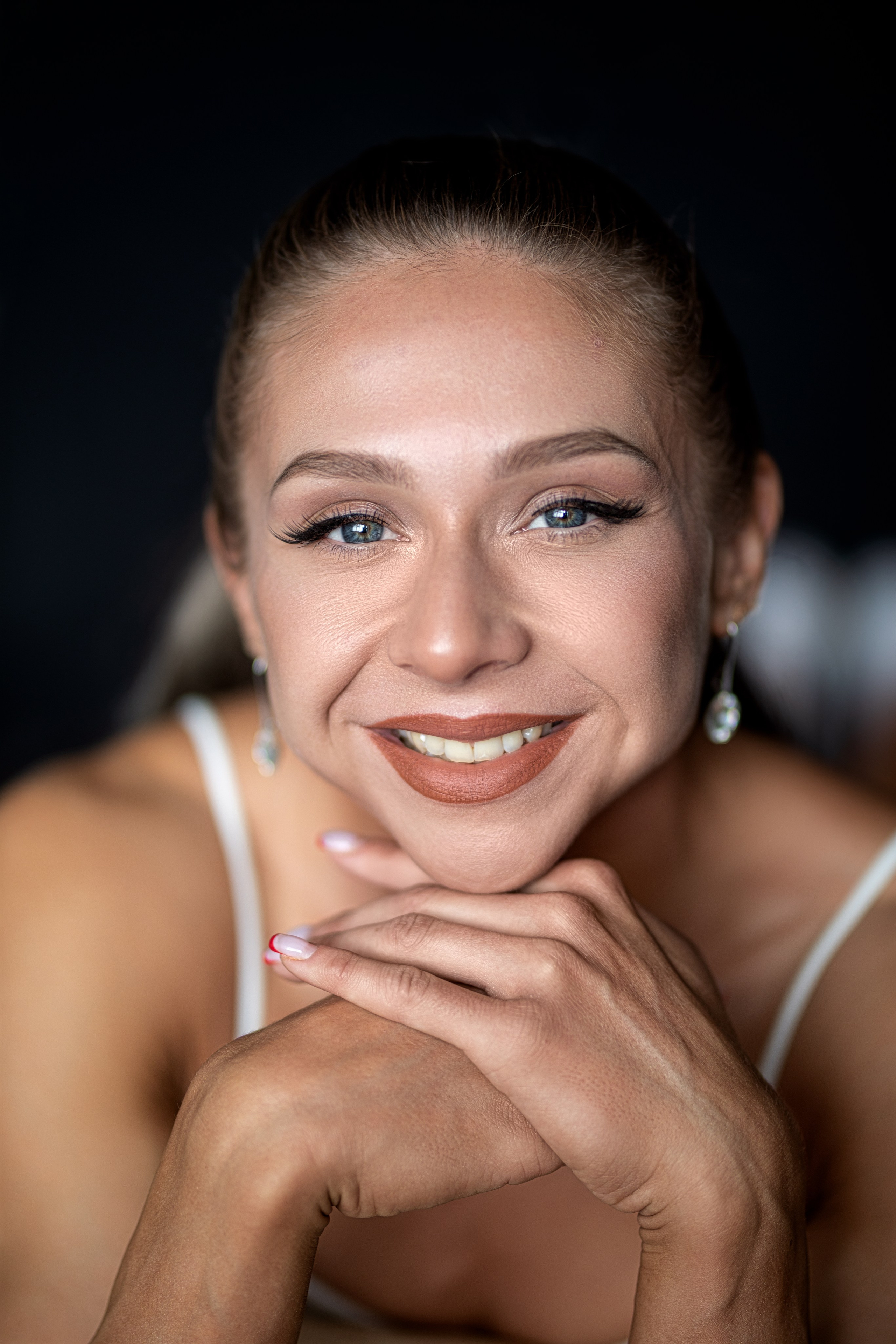 Фотосет с Марией в студии с минимальным интерьером в формате для «себя». Дмитрий Шульгин, портретный фотограф в Воронеже