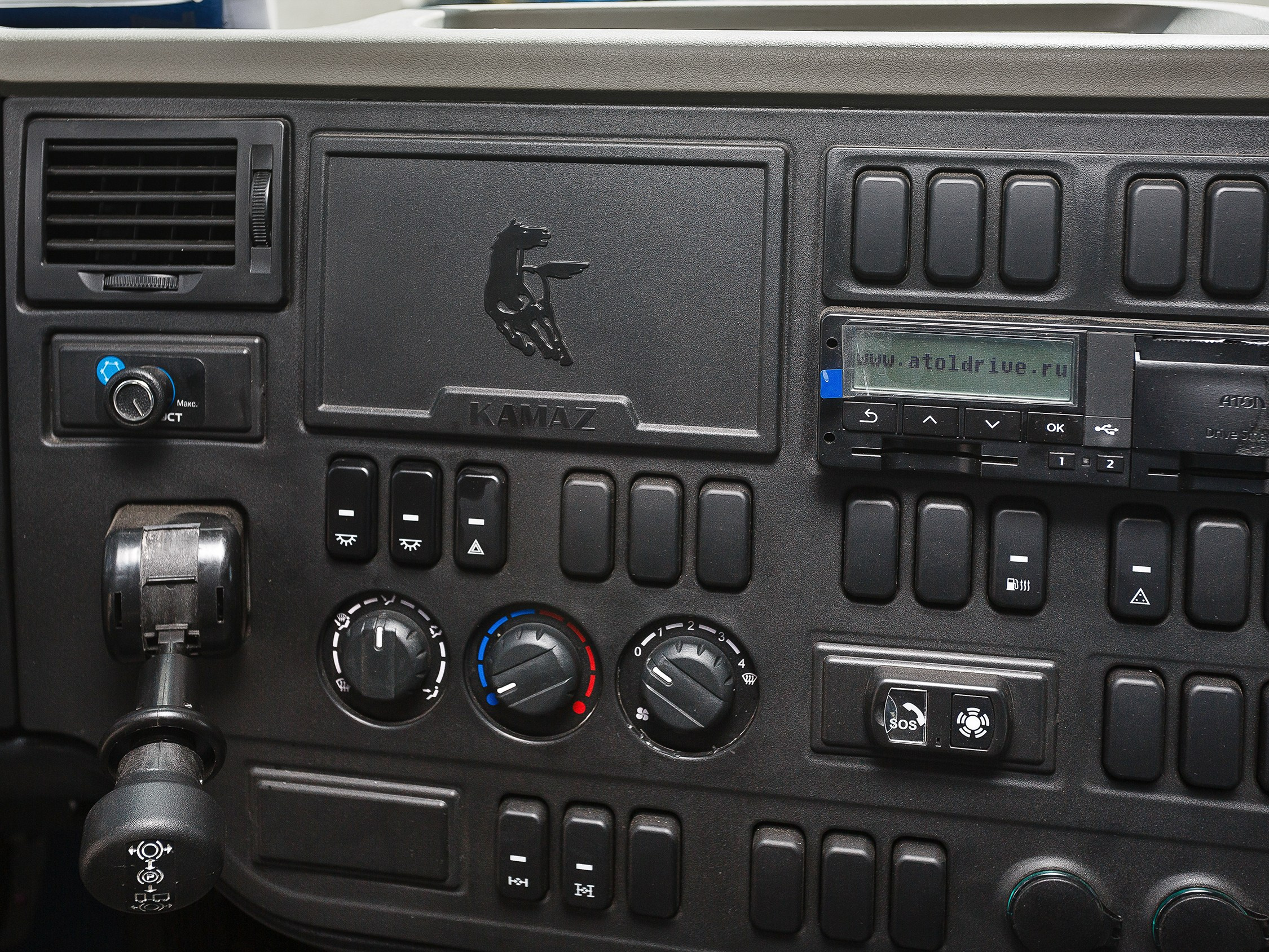 Профессиональная съёмка легковых автомобилей и большегрузов для продажи и контента. Выездная фотосессия спецтехники в Санкт-Петербурге. Репортажный фотограф Сергей Пушкин в СПб. Промышленная фотосъёмка авто. Фотограф для дилеров и производителей. 