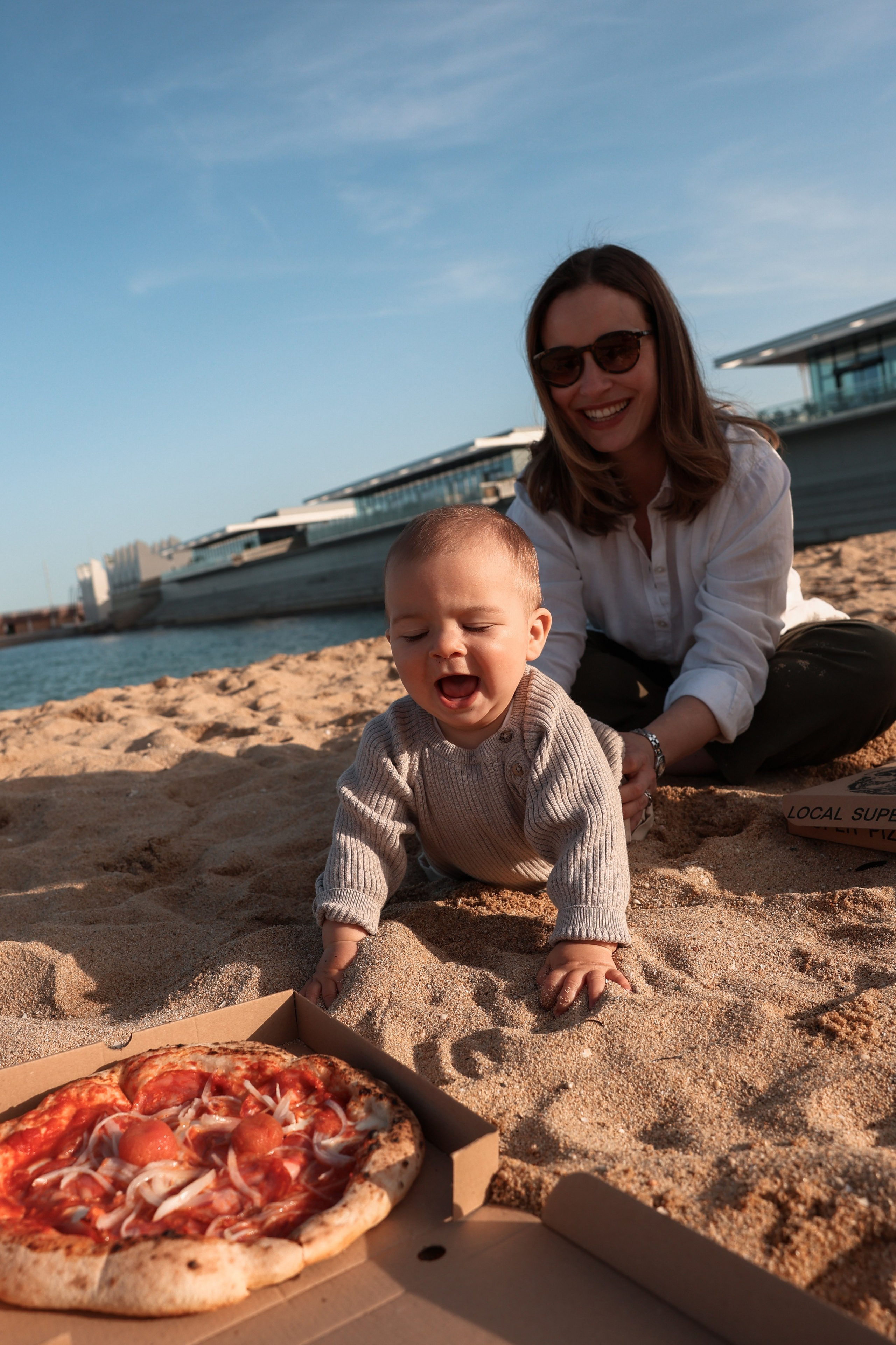 Family pizza at the sea. Natalia Zhuravleva|family, newborn, maternity photographer in Barcelona