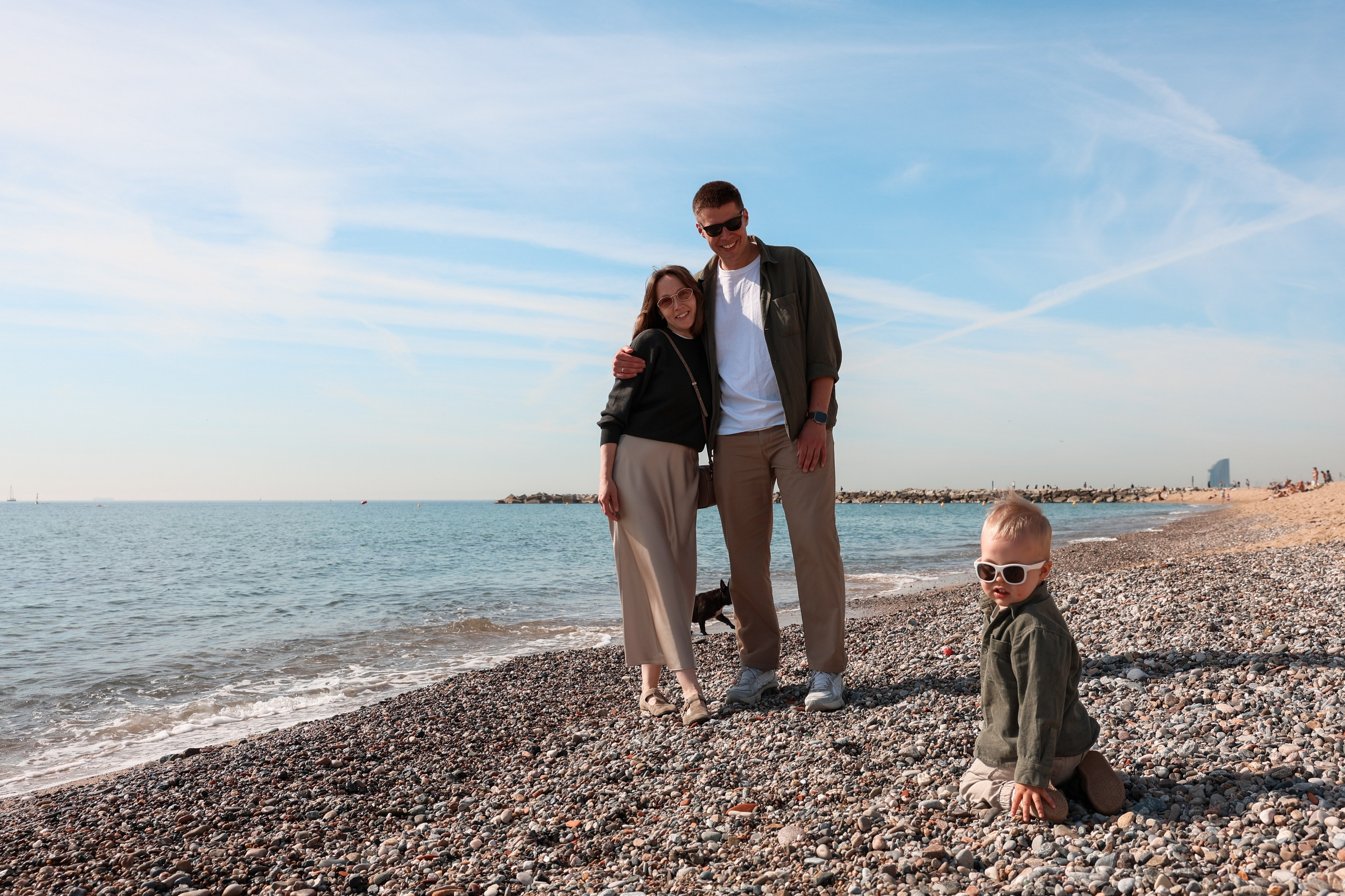 Seashore with a toddler. Natalia Zhuravleva|family, newborn, maternity photographer in Barcelona