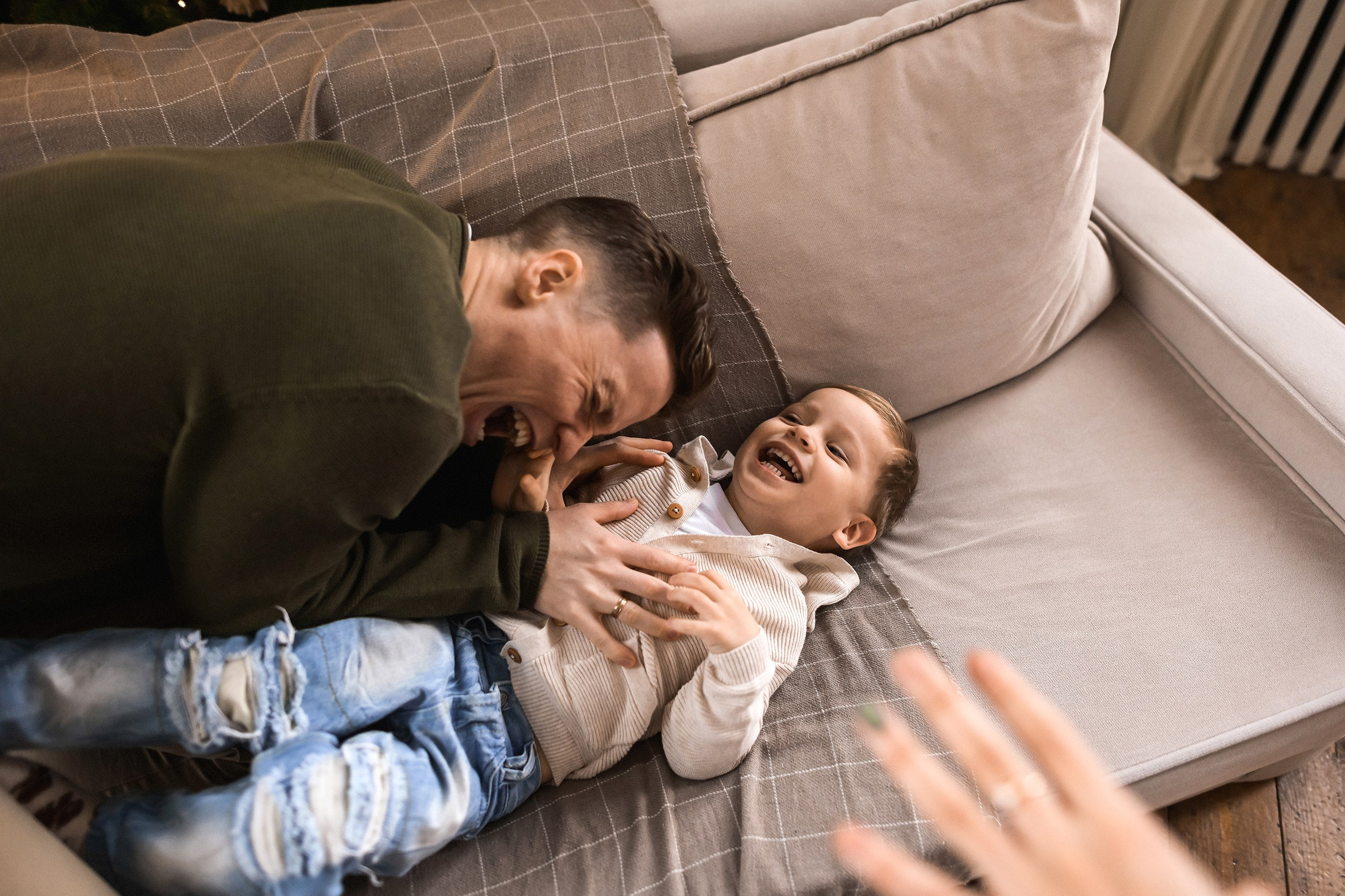 Новогодняя семейная фотосессия: уютные фото у ёлки в студии в Красноярске. 📸 Свадебный и семейный фотограф в Красноярске Тихомиров Евгений | 17 лет опыта | 800+ свадеб