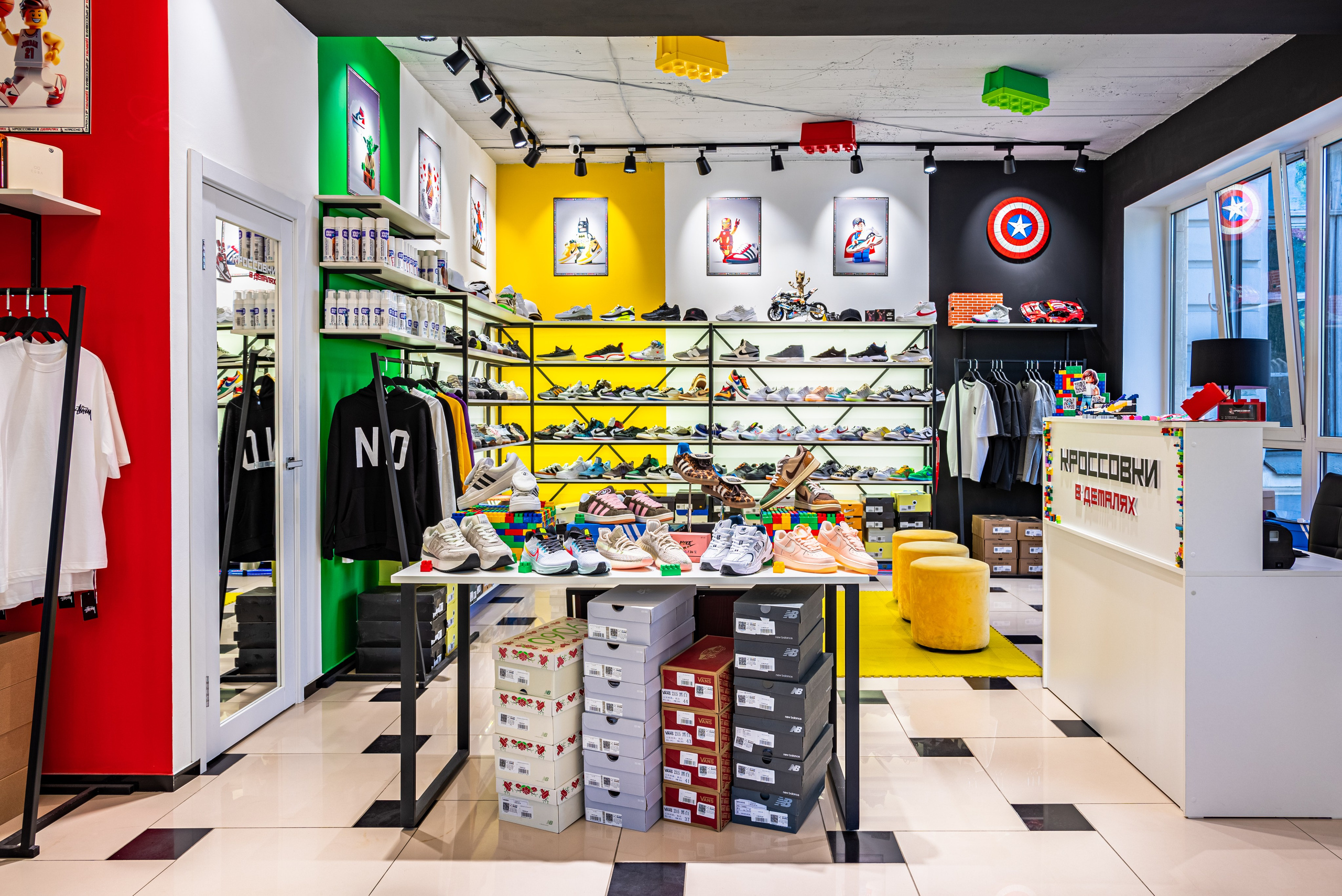 Интерьер. Магазин кроссовок. Предметный фотограф, фото для маркетплейсов Пятигорск, КМВ
