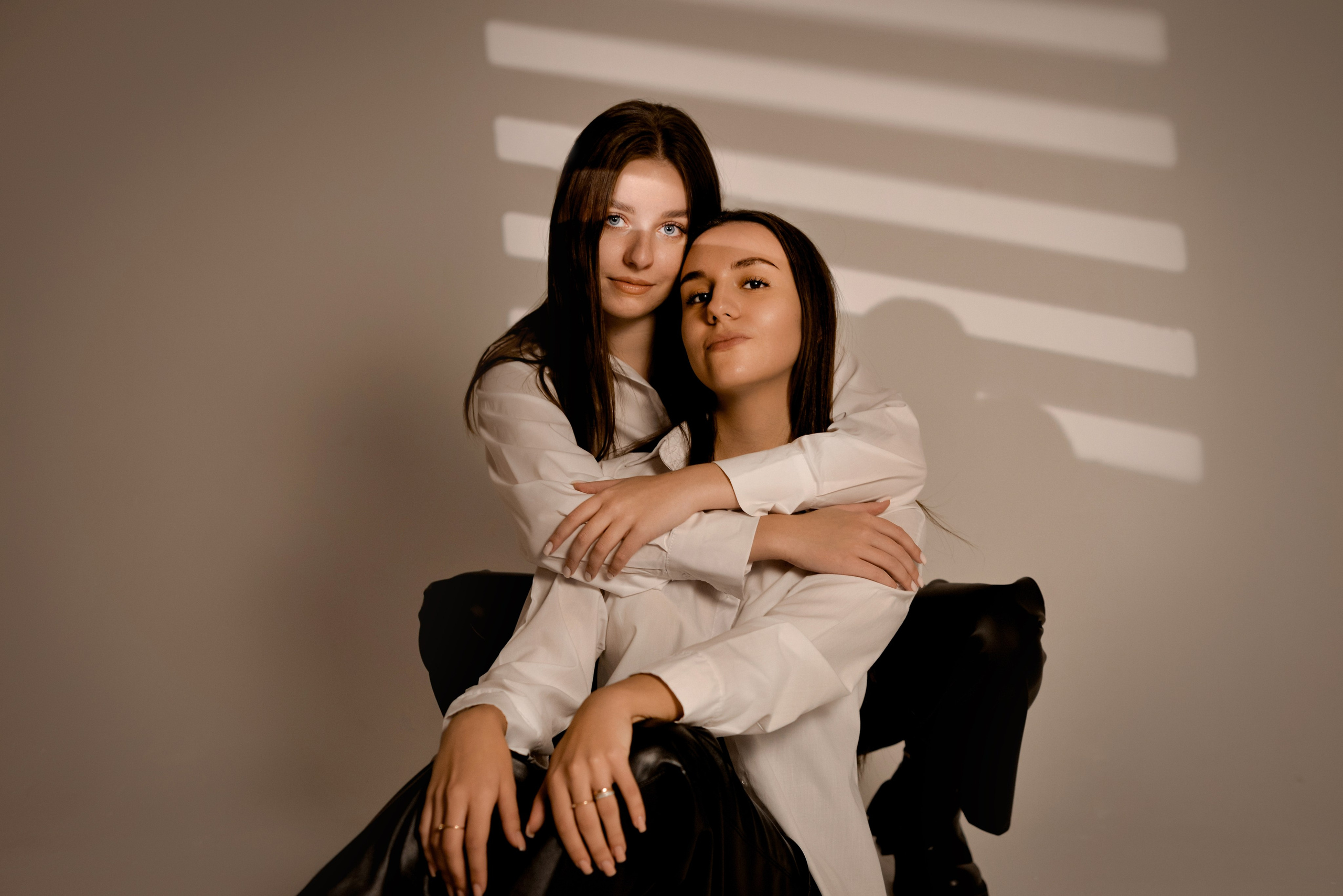 2 подруги на циклораме, Алина и Катя. Семейный и свадебный фотограф Галина Абакумова, фотосессии в Белгороде