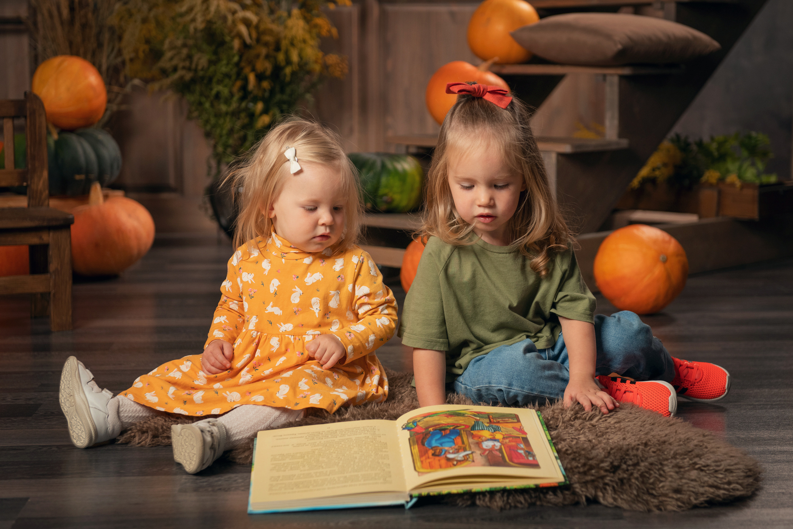 Яркие осенние фото для двух сестричек в фотостудии. Выпускные альбомы для школьников в Череповце