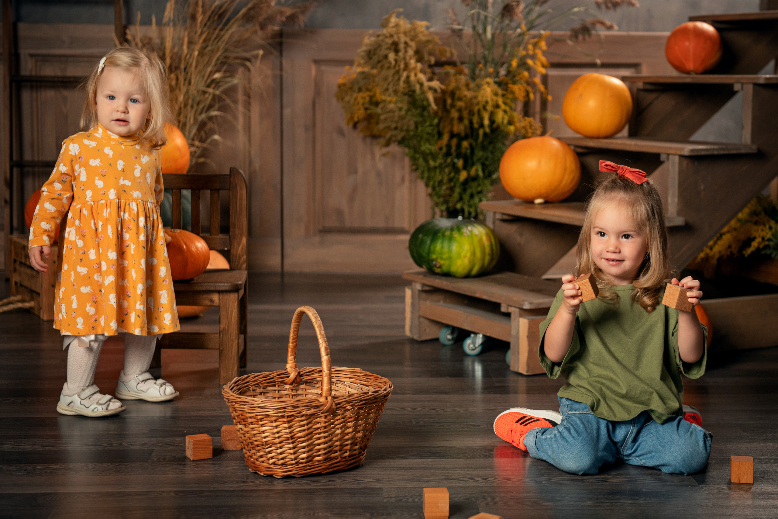 Яркие осенние фото для двух сестричек в фотостудии. Выпускные альбомы для школьников в Череповце