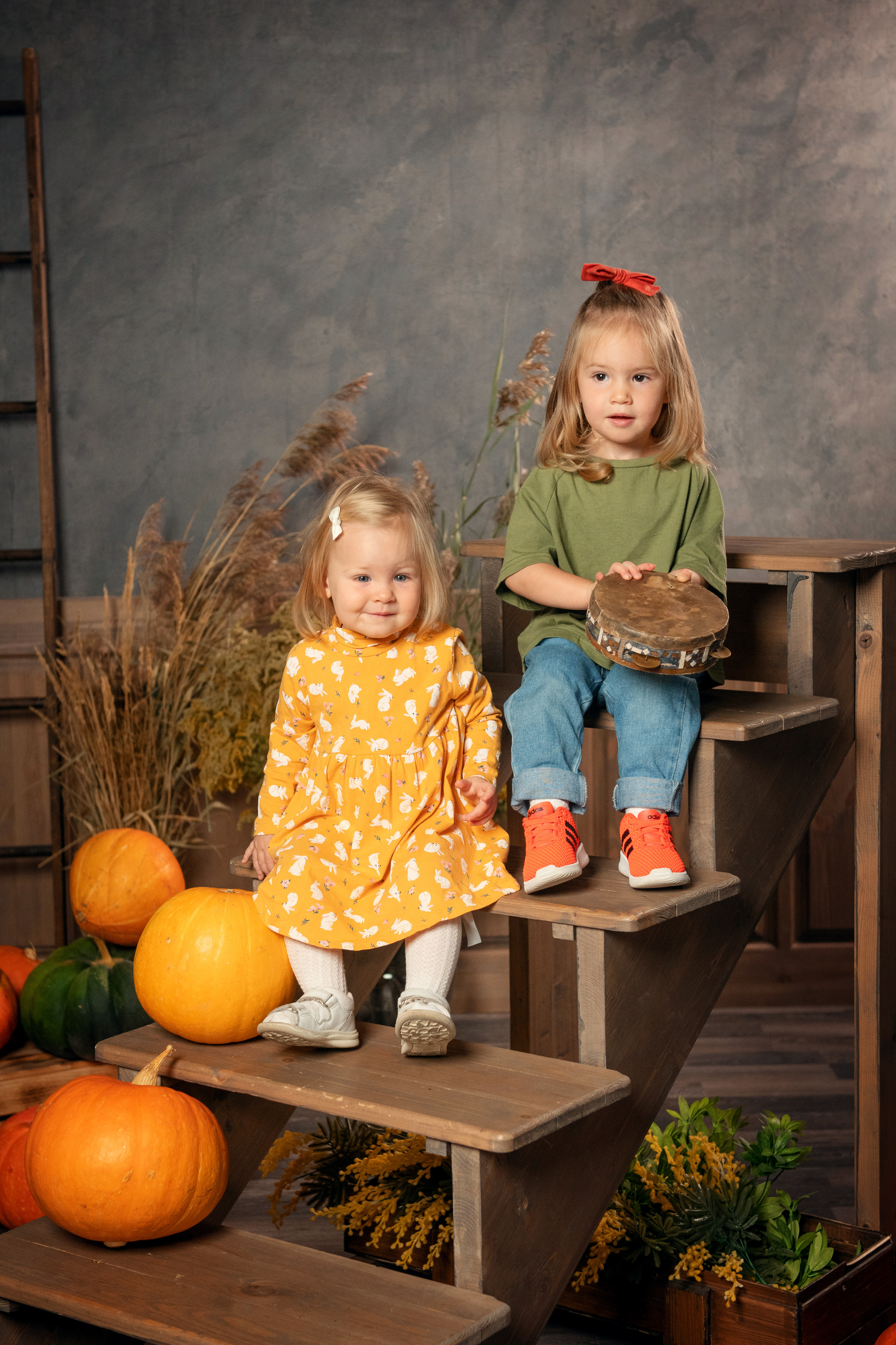 Яркие осенние фото для двух сестричек в фотостудии. Выпускные альбомы для школьников в Череповце