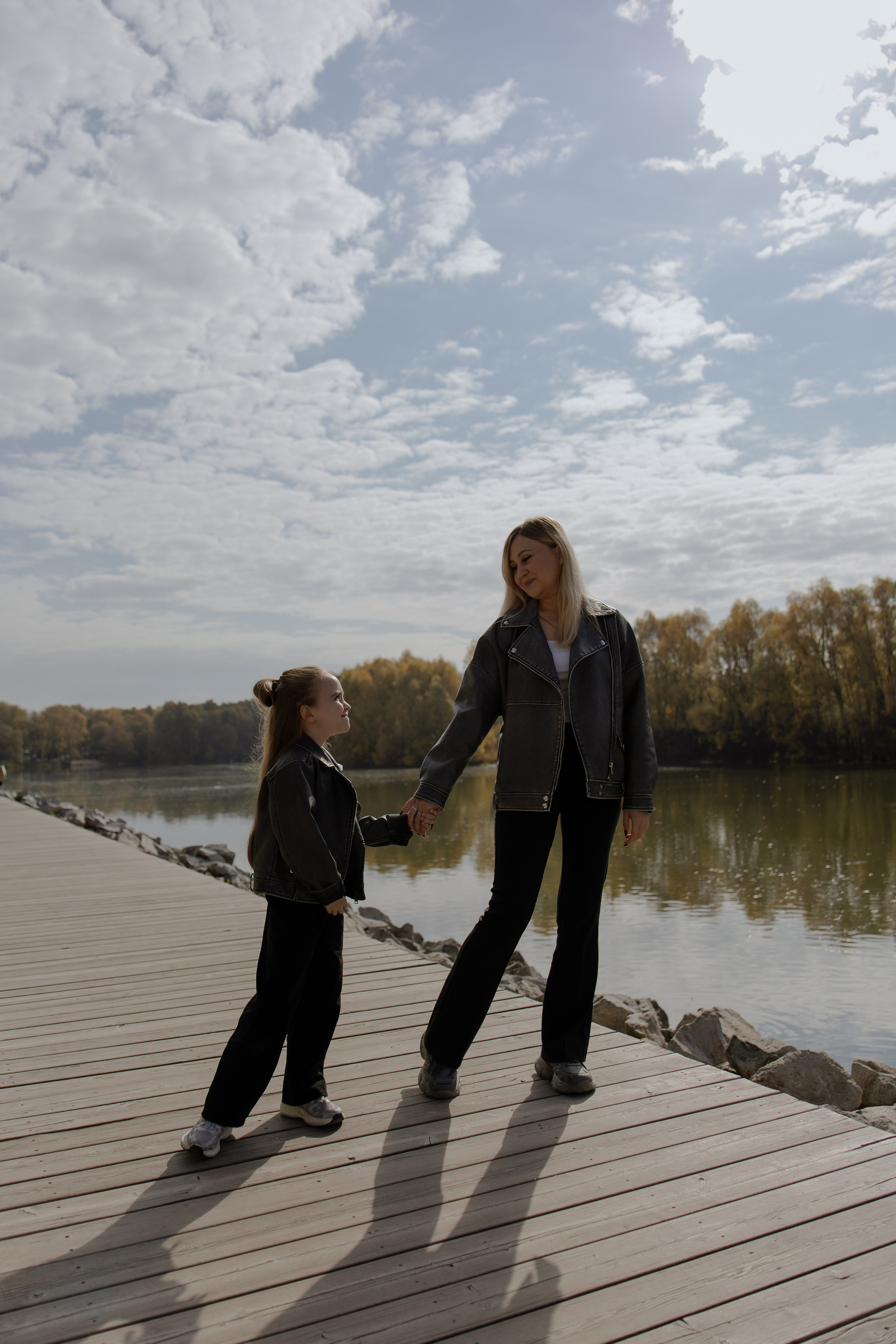 Семейная прогулка мамы и дочки. Фотограф в Новосибирске Екатерина Васильева