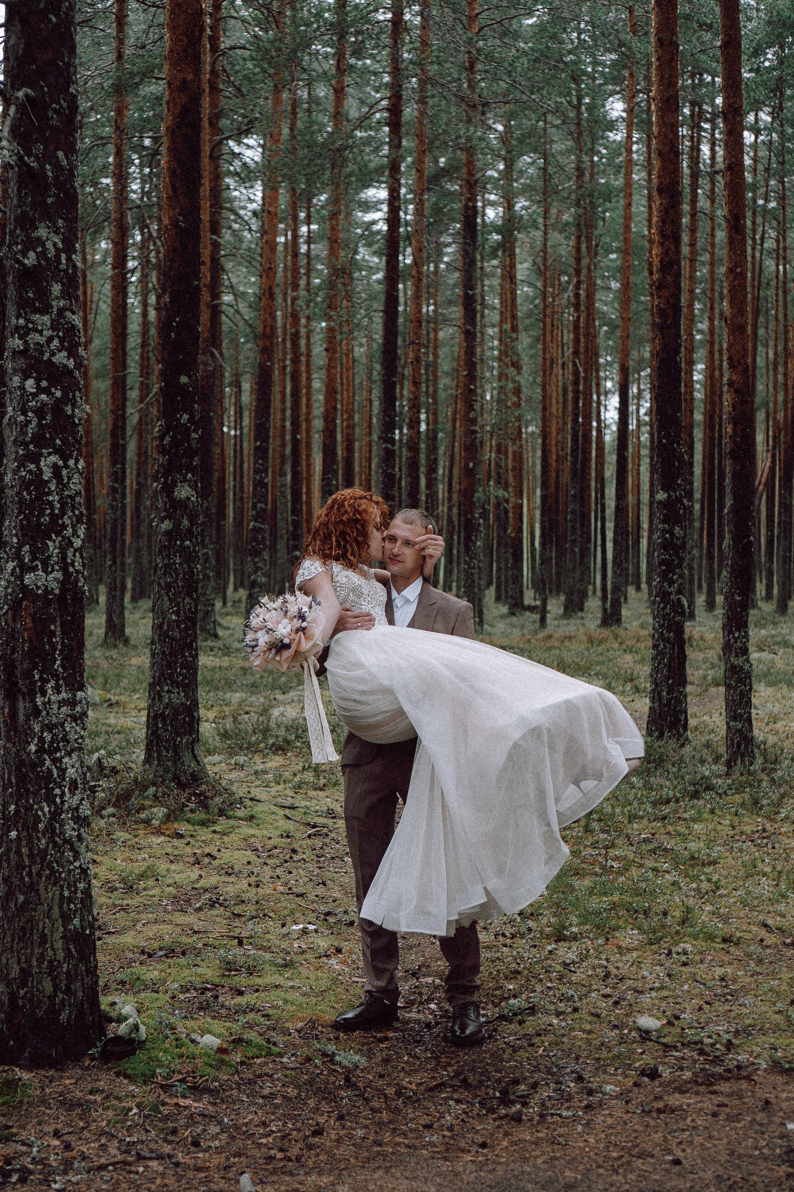 СВАДЕБНАЯ ФОТОСЕССИИЯ ПАРЫ В ГОРОДЕ ПРИОЗЕРСК В СОСНОВОМ ЛЕСУ И С ПИКАПОМ. Профессиональный фотограф, Санкт-Петербург — Виктория Богомолова