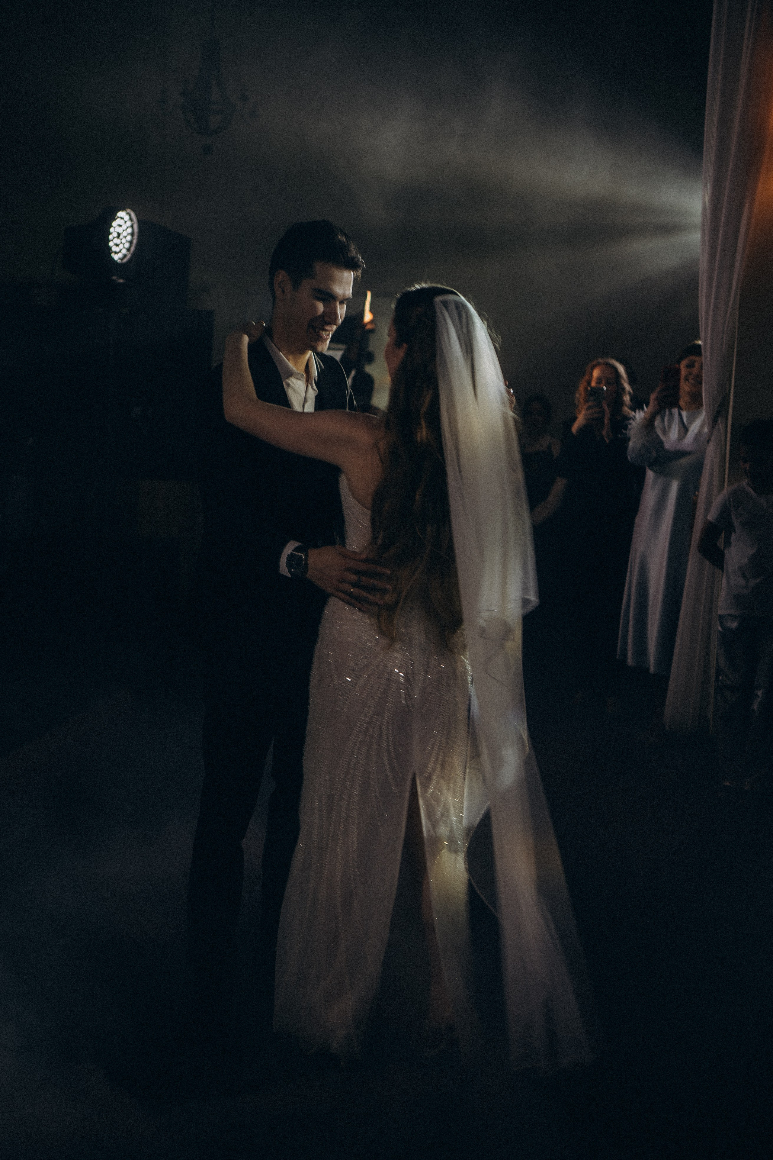 ПЕРВЫЙ ТАНЕЦ МОЛОДЫХ НА БАНКЕТЕ. ТРОГАТЕЛЬНЫЙ МОМЕНТ (СНЯТО В СИБИРЕ В НИЖНЕВАРТОВСКЕ). Профессиональный фотограф, Санкт-Петербург — Виктория Богомолова