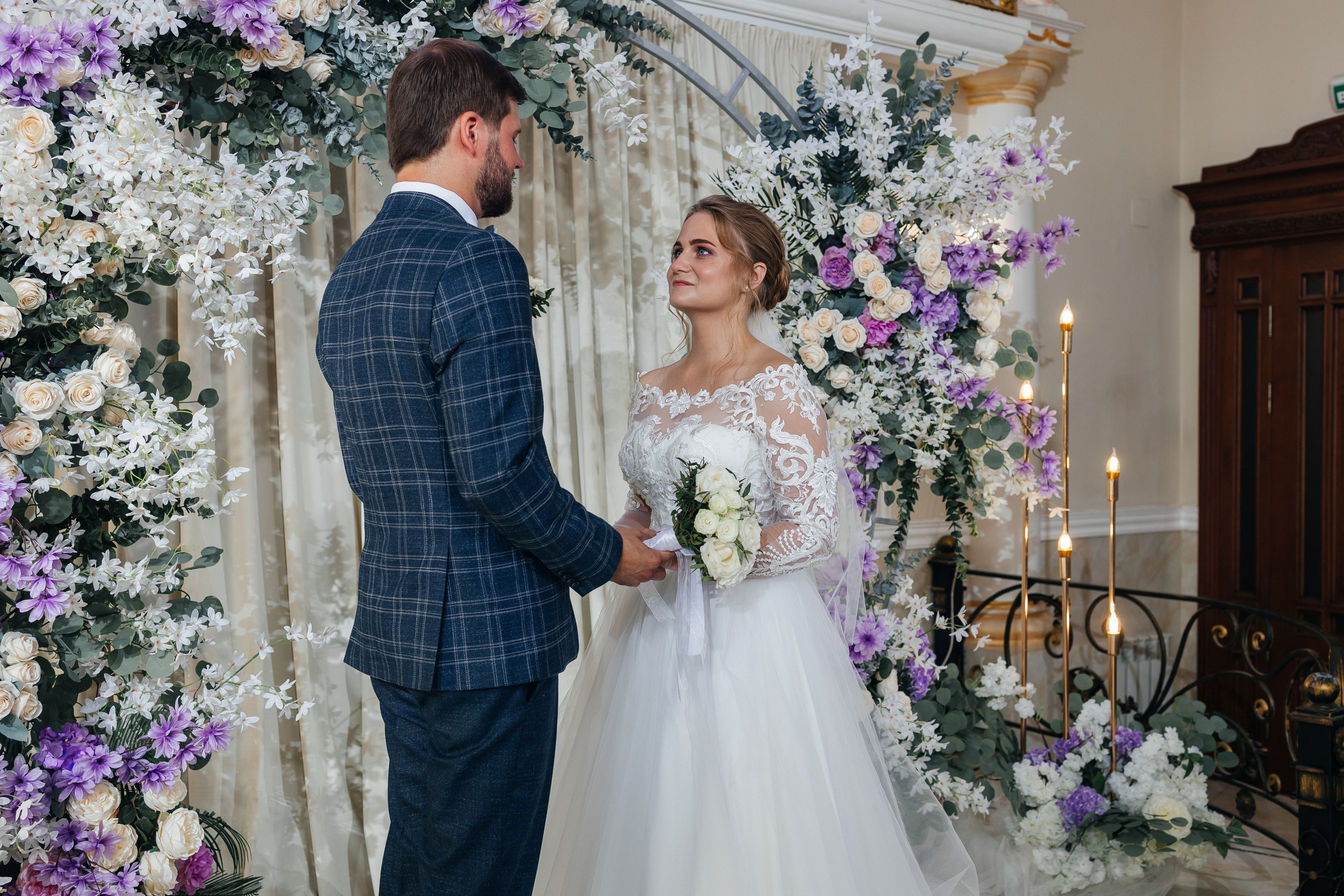 Трогательная выездная церемония в уютном ресторане. Олег Сверчков | Свадебный фотограф Вологда