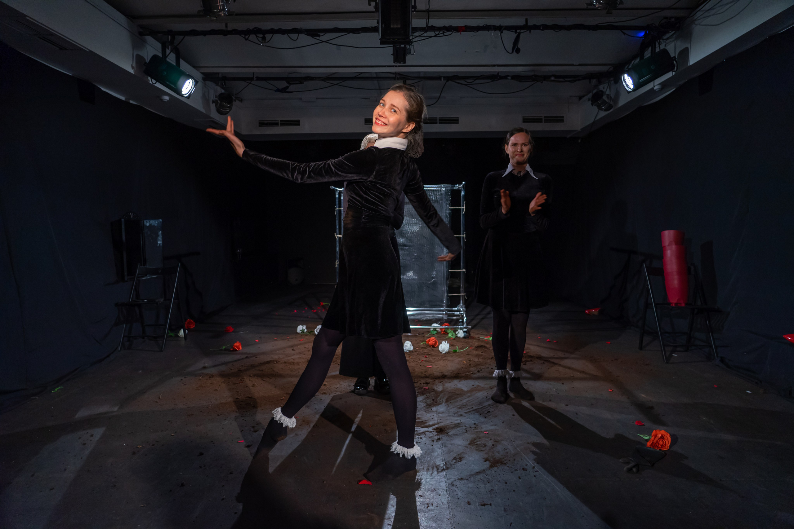 «Служанки». Фотограф Нинель Гюрсой, г. Москва