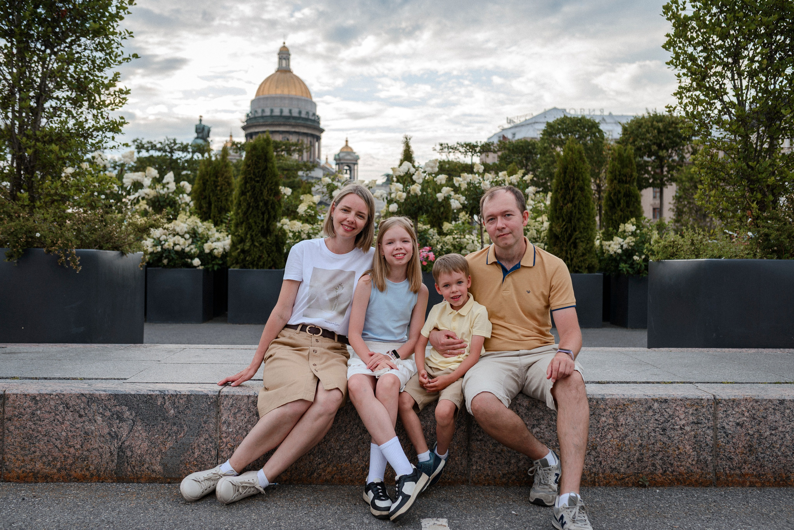 Семейная ФС «Прогулка на синем мосту». Семейный и детский фотограф в Санкт-Петербурге Городнова Татьяна