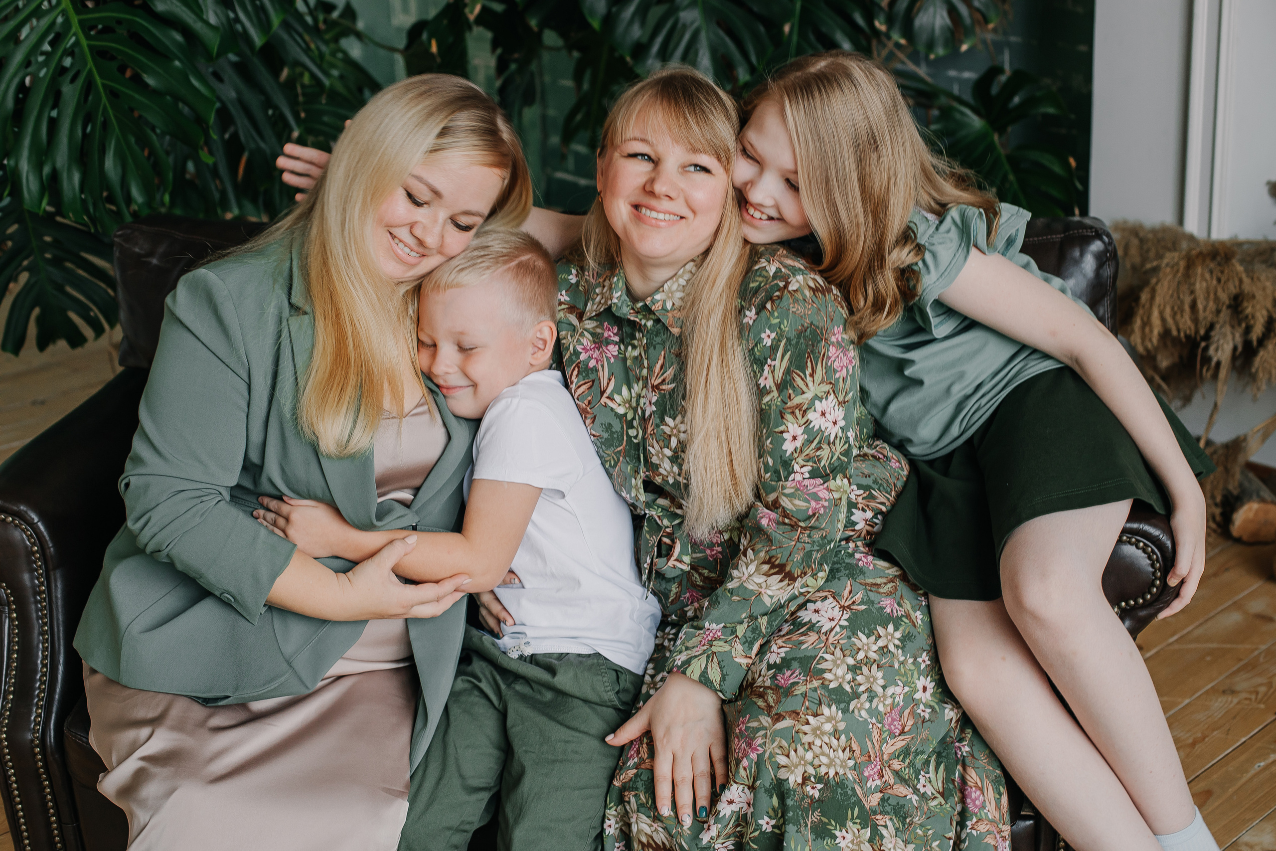 Александра и семья. Студия ГОА. Женский и семейный фотограф в Краснодаре Яна Теплая