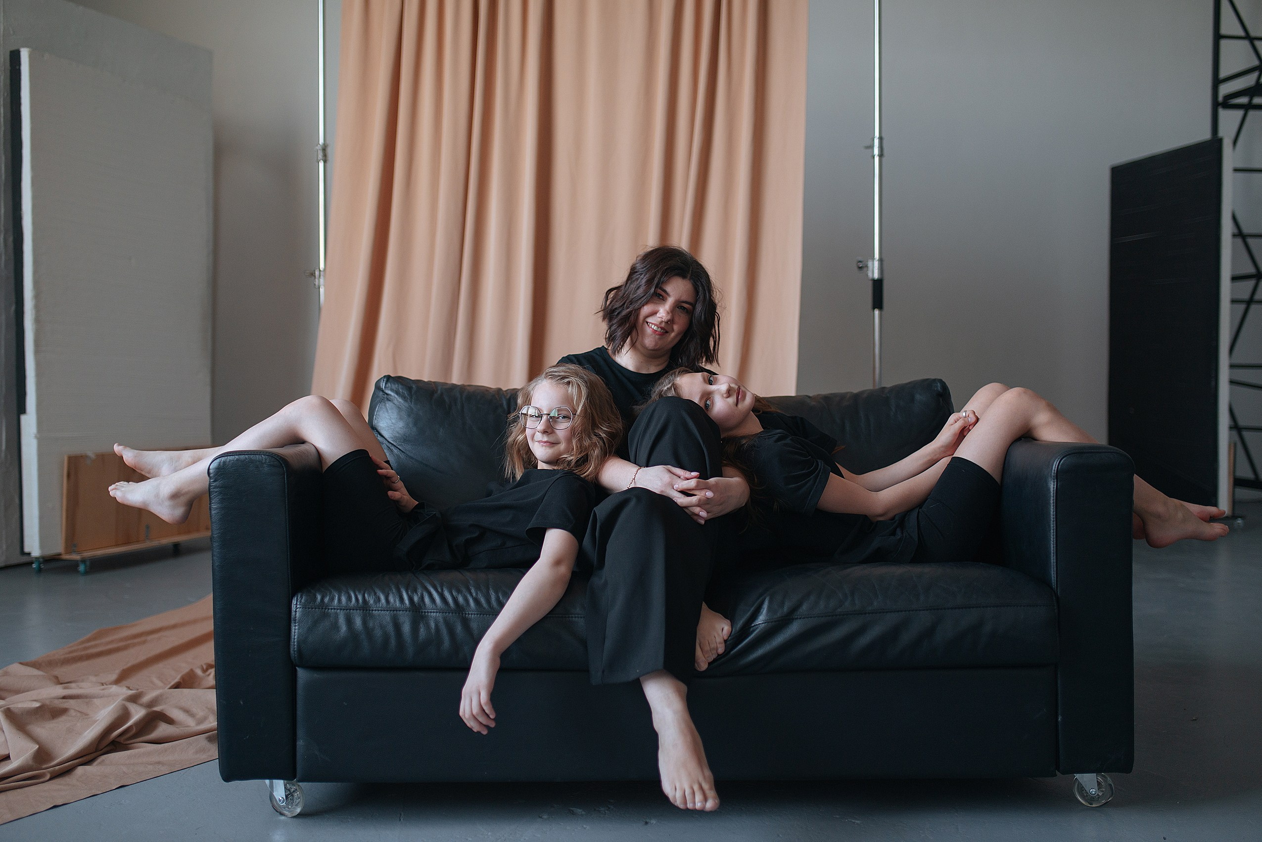 Фотосессия мама с дочками в стиле минимализм. Семейный фотограф Дарья Едапина Новосибирск. Фотограф Дарья Едапина Новосибирск